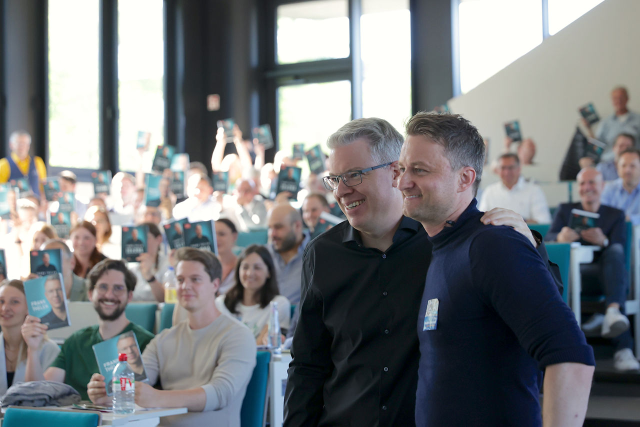 Frank Thelen und Prof. Dr. David Matusiewicz im Hörsaal der FOM in Düsseldorf.