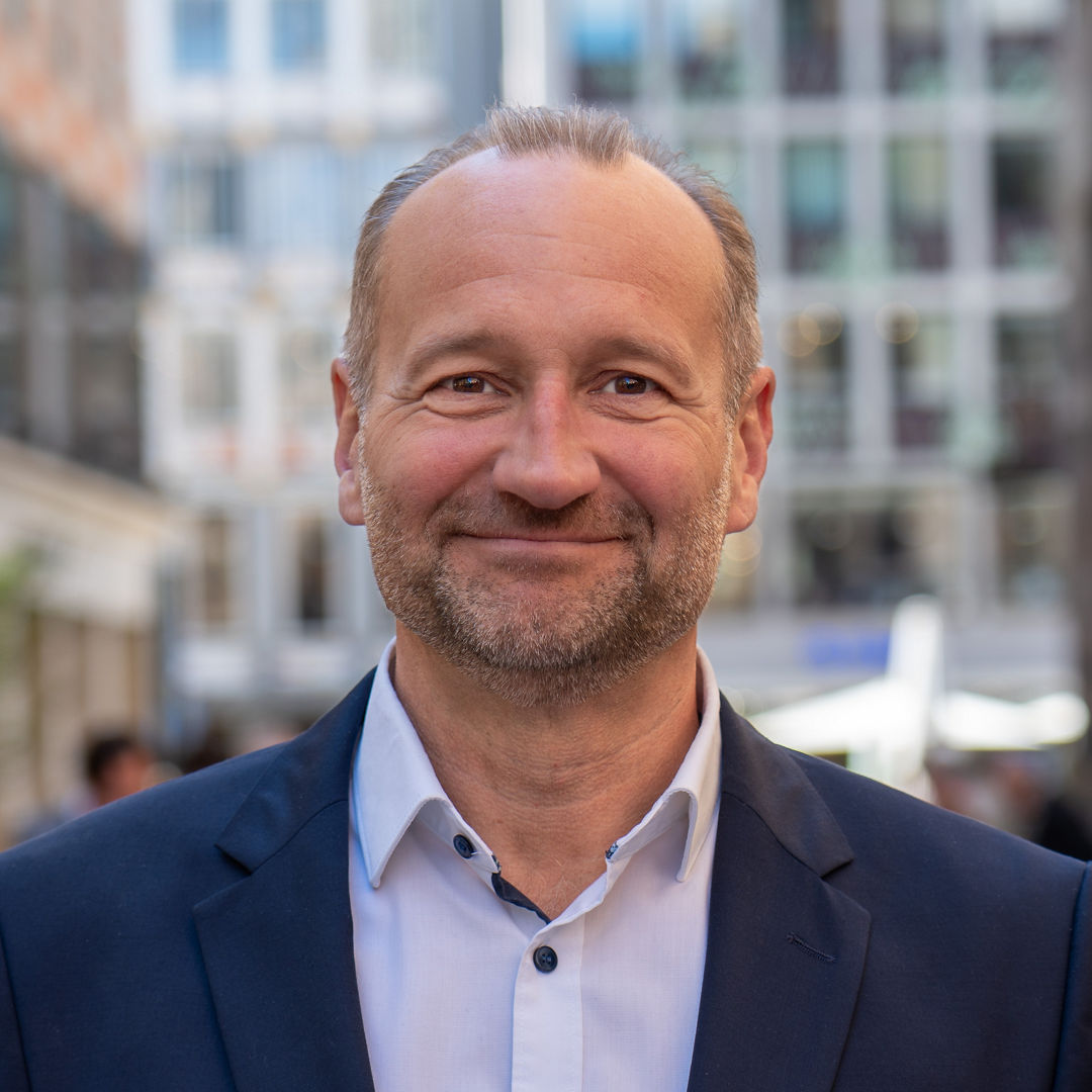 2026_Mickisch_FAV_aussen_A7R05678_b_quadratisch_v2