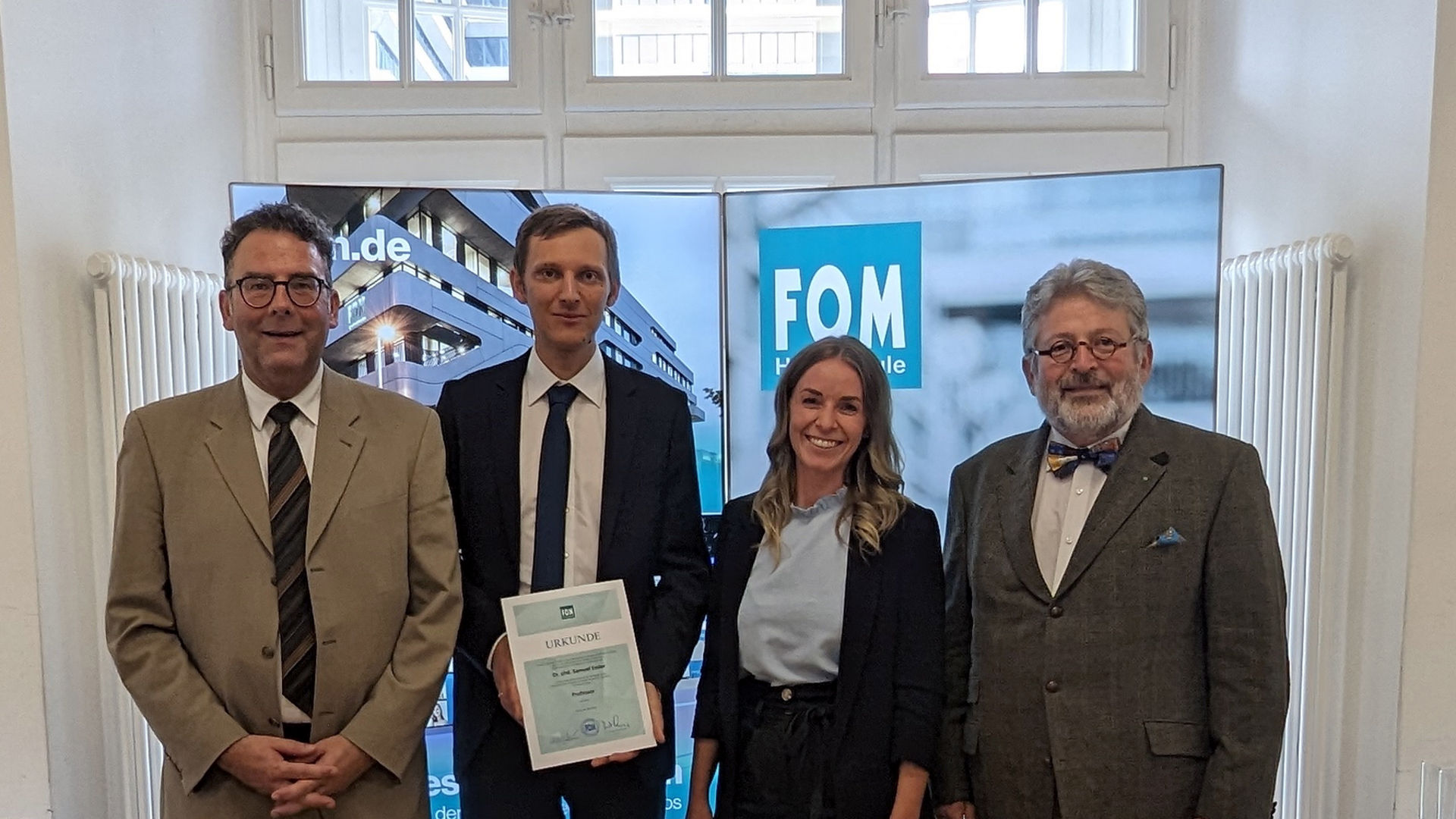(v.l.n.r.) Studienleiter Prof. Dr. Gerald Mann mit Dr. Samuel Essler, Martina Schedler, kommissarische Geschäftsleitung und Prof. Dr. mult. Christoph Hiendl, vom Hochschulbereich Gesundheits- & Sozialmanagement.