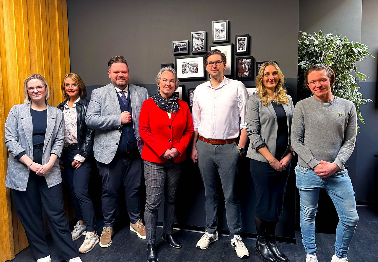 Freuen sich über die Kooperation: Anna Hurtmann (Campus Koordination), Britta Windelen (Leitung Fachbereich Integrationshilfe), Prof. Dr. Axel Minten (Wissenschaftlicher Gesamtstudienleiter der FOM in Aachen), Carola Schröder (Geschäftsleiterin der FOM in Aachen), Tobias Geiser (Geschäftsführer des Integrationswerks), Sandra Russell (Leitung Fachbereich Familienhilfe), Swen Laufens (Leitung Fachbereich Autismustherapie). 