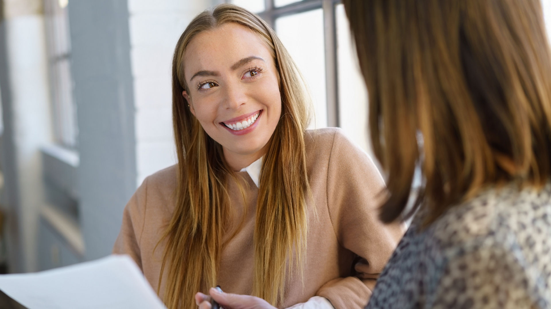frauen unterhalten sich im büro oder in der uni