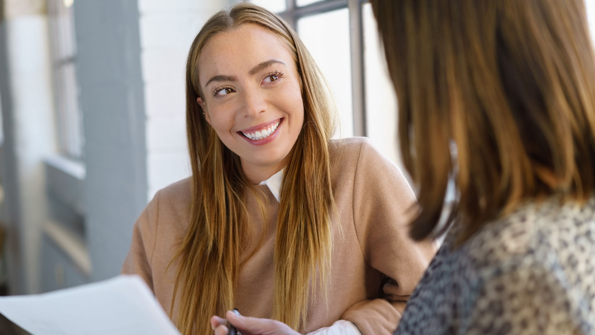 frauen unterhalten sich im büro oder in der uni