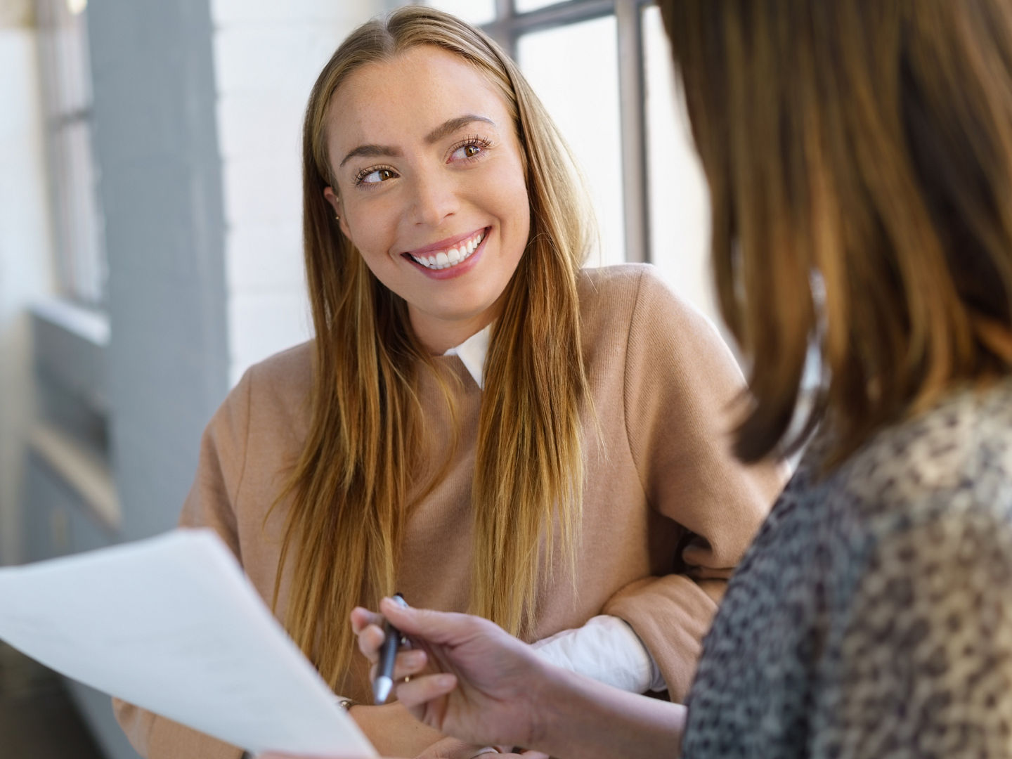 frauen unterhalten sich im büro oder in der uni