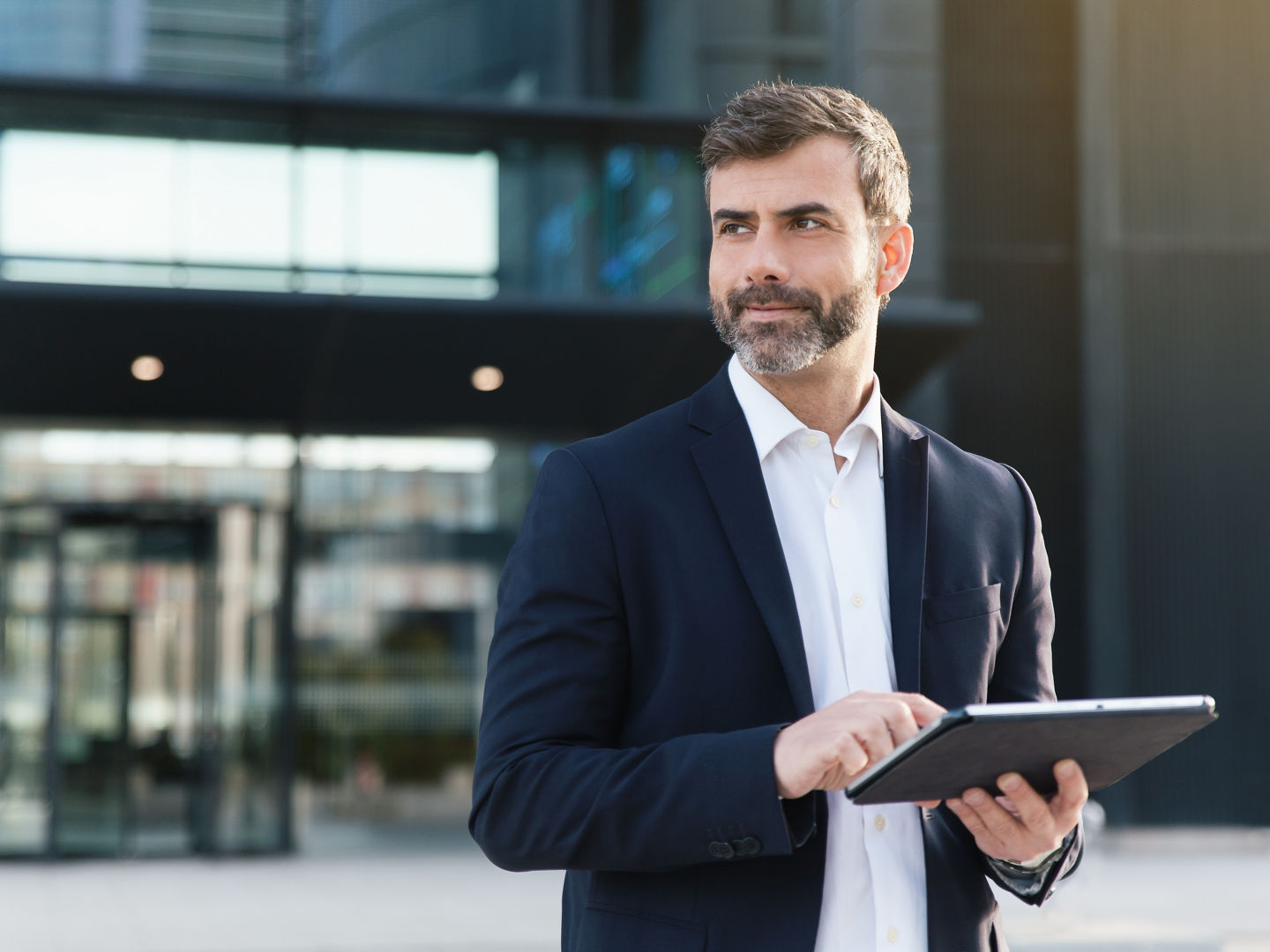 Empresario con tablet en distrito financiero