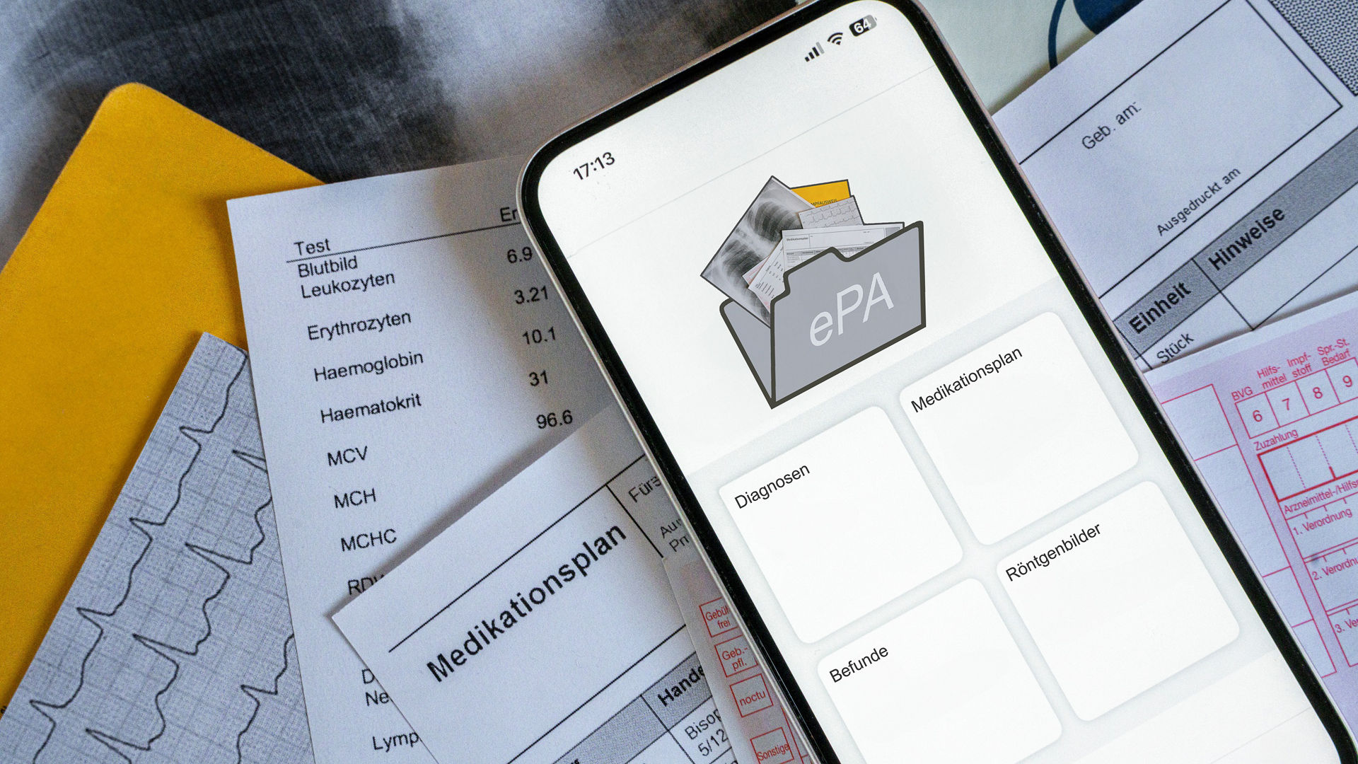 Ein Smartphone auf dem gerade eine elektronische Patientenakte angezeigt wird, liegt auf medizinischen Dokumenten, horizontal