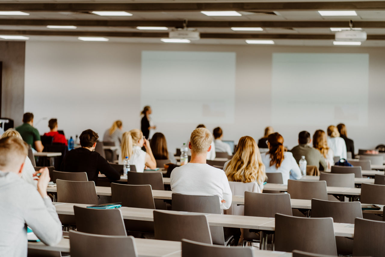 Die Studieninhalte werden in Präsenz und virtuell vermittelt