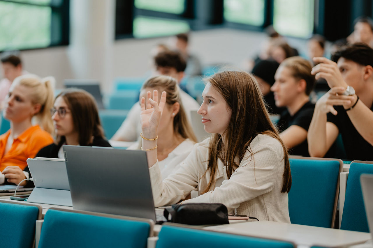 Maximal flexibel: Vom Digitalen Live-Studium in den Hörsaal wechseln