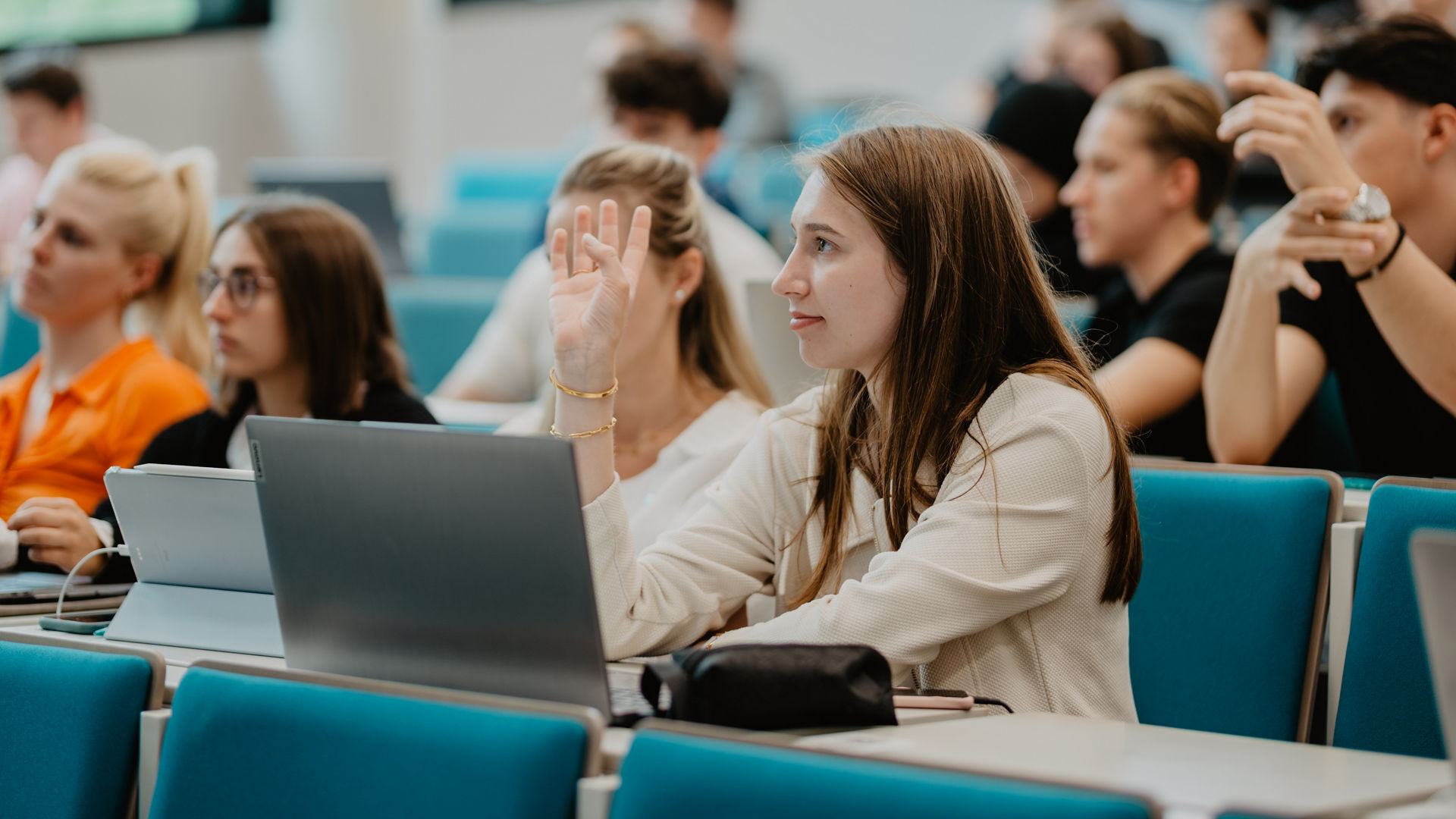 Maximal flexibel: Vom Digitalen Live-Studium in den Hörsaal wechseln
