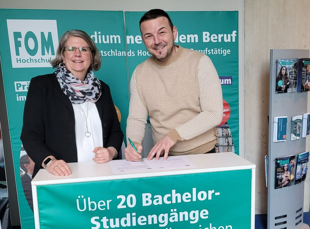 Sandra Seidler und Anel Adrovic mit der Kooperationsvereinbarung