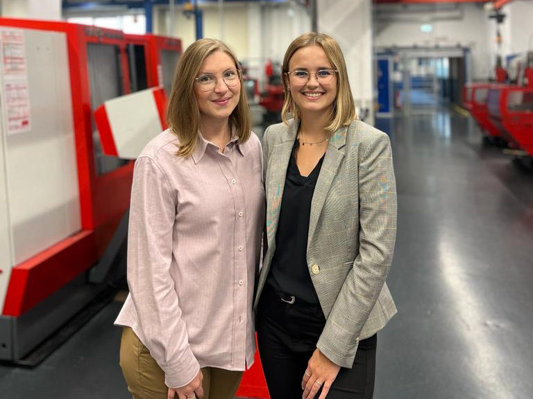 Celine Kartenberg (rechts) und Franziska Niedergriese, die beide bei Demag arbeiten. 