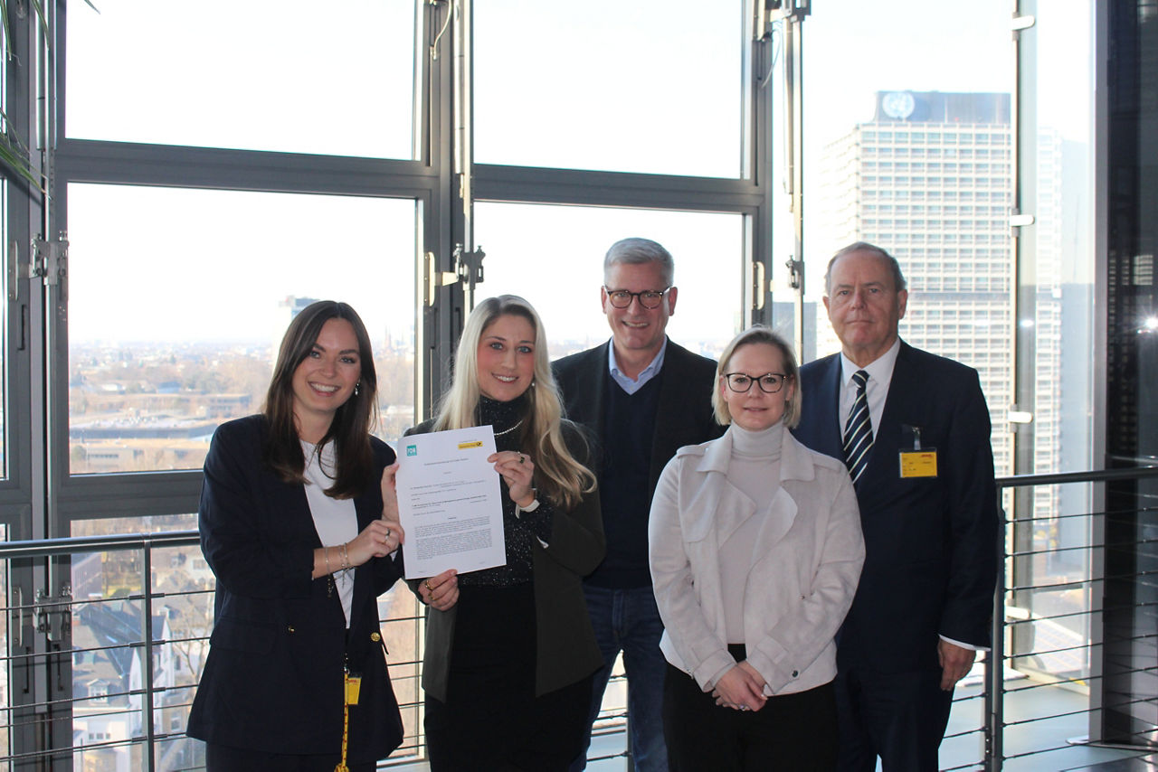 v.l.n.r. Pauline Partheil (Junior-Expertin bei der Deutschen Post AG), Miryam Schülbe (Projektmanagerin für Kooperation an der FOM), Christian von Hopffgarten (Abteilungsleiter Ausbildung bei der Deutschen Post AG), Kathrin Kammler (Geschäftsleiterin der FOM Hochschule in Bonn), Dr. Harald Beschorner (Kanzler der FOM Hochschule)