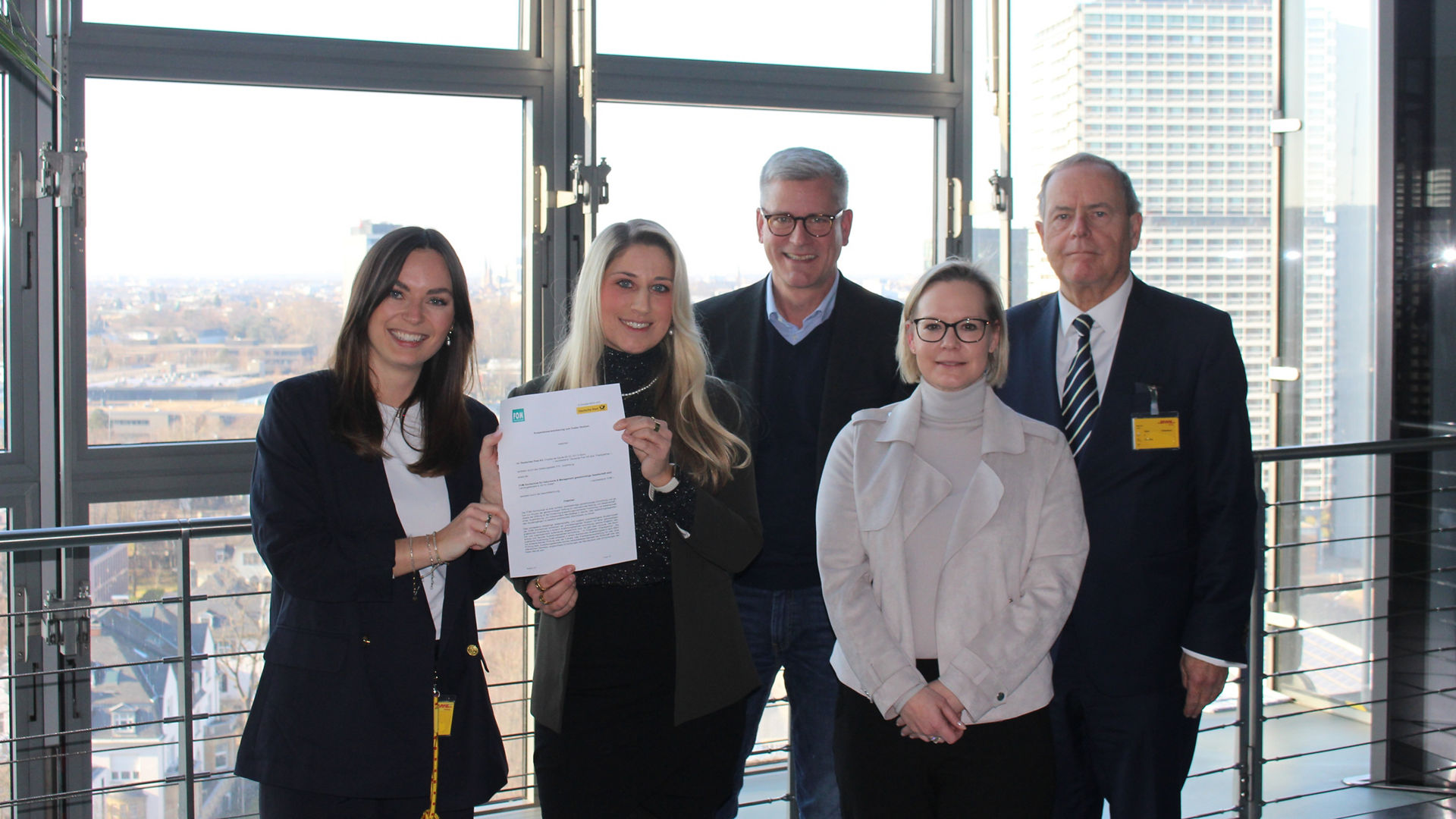 v.l.n.r. Pauline Partheil (Junior-Expertin bei der Deutschen Post AG), Miryam Schülbe (Projektmanagerin für Kooperation an der FOM), Christian von Hopffgarten (Abteilungsleiter Ausbildung bei der Deutschen Post AG), Kathrin Kammler (Geschäftsleiterin der FOM Hochschule in Bonn), Dr. Harald Beschorner (Kanzler der FOM Hochschule)