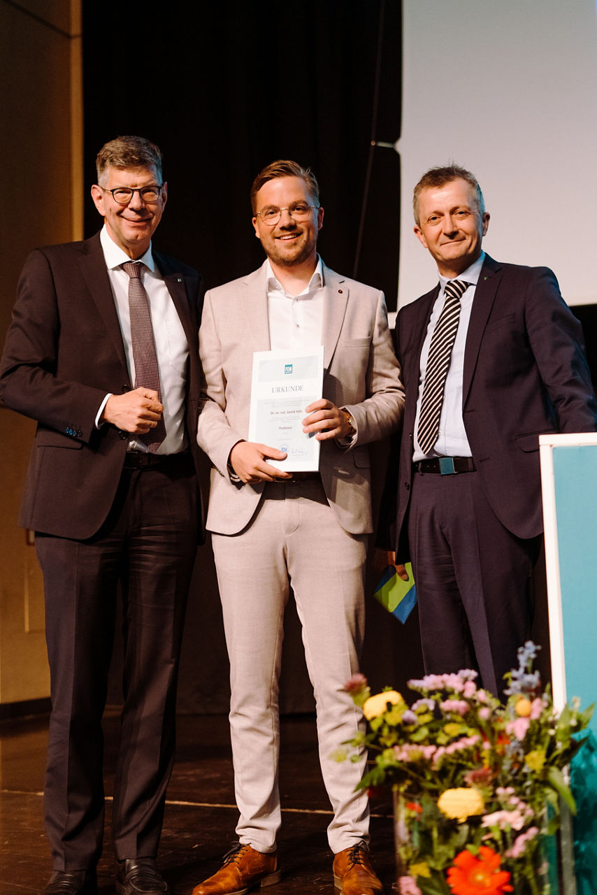 Prof. Dr. Burghard Hermeier, Rektor der FOM, mit Prof. Dr. Jannik Hüls und Prof. Dr. Michael Göke, stellv. wissenschaftlicher Gesamtstudienleiter in Münster (v.l.n.r.).