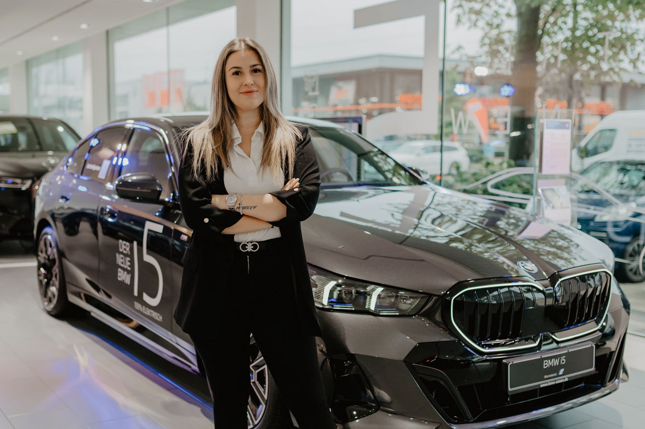 Lara Kruck studiert Business Administration an der FOM Hochschule und arbeitet bei BMW als Product Genius.