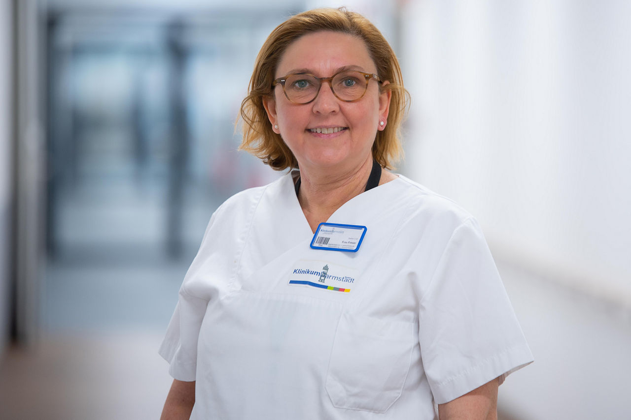 Alexandra Freuer arbeitet als Stationsleiterin am Klinikum Darmstadt und studiert berufsbegleitend an der FOM Hochschule in Frankfurt am Main.