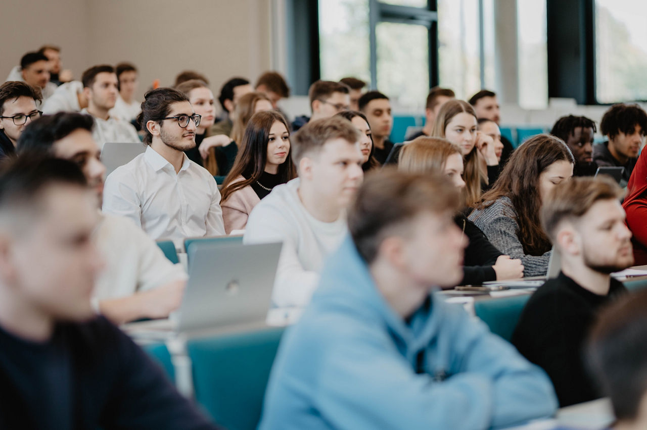 Studium ohne Abitur 900 Erstsemester nutzen Chance an der FOM