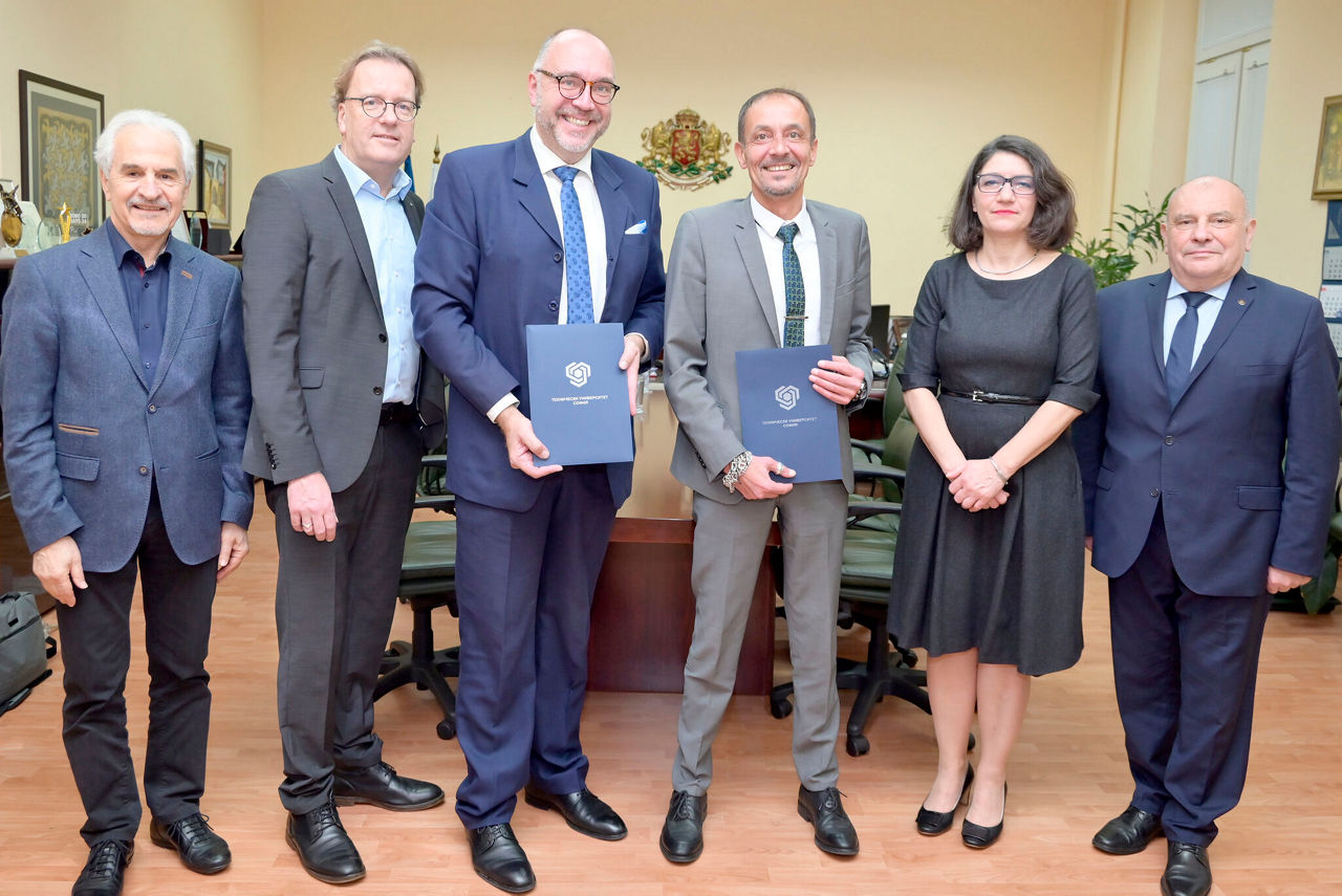 Bei der Unterzeichnung des Kooperationsvertrages: Prof. Dr. Stefan Stefanov (TU Sofia, Koordinator der FDIBA), Dipl.-Ing. (FH) Christoph Hohoff (FOM Hochschule, Vizekanzler Forschungsorganisation), Prof. Dr. Thomas Heupel (FOM Hochschule, Prorektor Forschung),  Prof. PhD Georgi Venkov (TU Sofia Rektor), Prof. Eng. PhD Lidia Galabova (TU Sofia, Prorektorin International Affairs and Integration),  Prof. DSc Marin Marinov (TU Sofia, Dekan FDIBA)