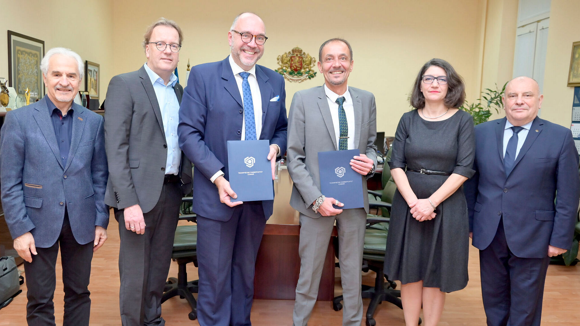 Bei der Unterzeichnung des Kooperationsvertrages: Prof. Dr. Stefan Stefanov (TU Sofia, Koordinator der FDIBA), Dipl.-Ing. (FH) Christoph Hohoff (FOM Hochschule, Vizekanzler Forschungsorganisation), Prof. Dr. Thomas Heupel (FOM Hochschule, Prorektor Forschung),  Prof. PhD Georgi Venkov (TU Sofia Rektor), Prof. Eng. PhD Lidia Galabova (TU Sofia, Prorektorin International Affairs and Integration),  Prof. DSc Marin Marinov (TU Sofia, Dekan FDIBA)