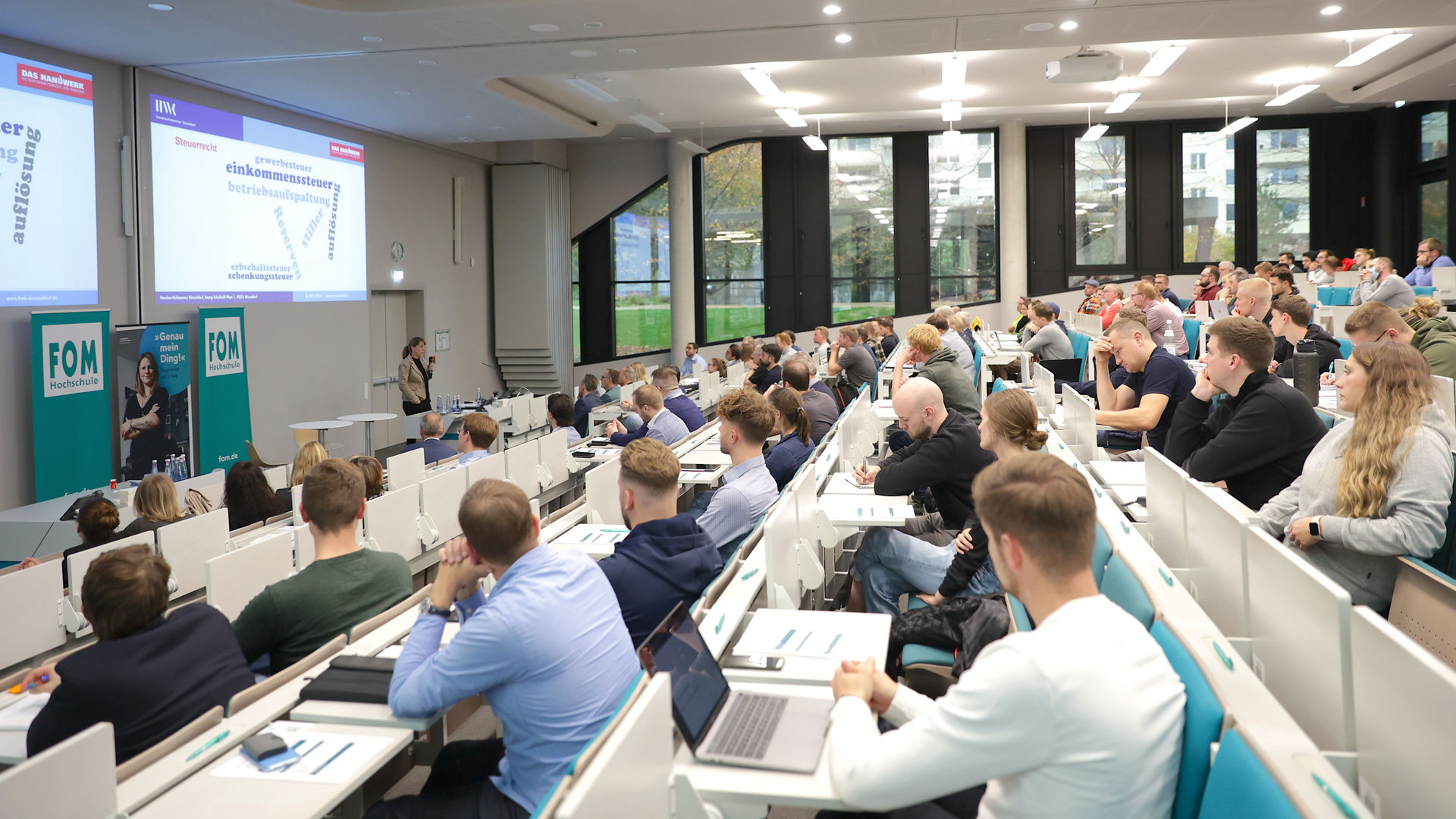 Rund 120 Vertreterinnen und Vertreter von Unternehmen und Studierende der FOM besuchten die Veranstaltung.