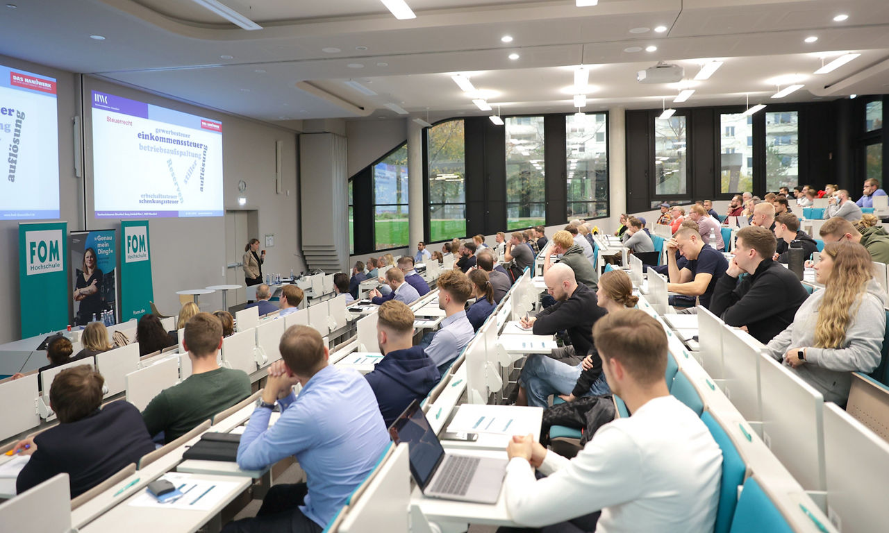 Rund 120 Vertreterinnen und Vertreter von Unternehmen und Studierende der FOM besuchten die Veranstaltung.