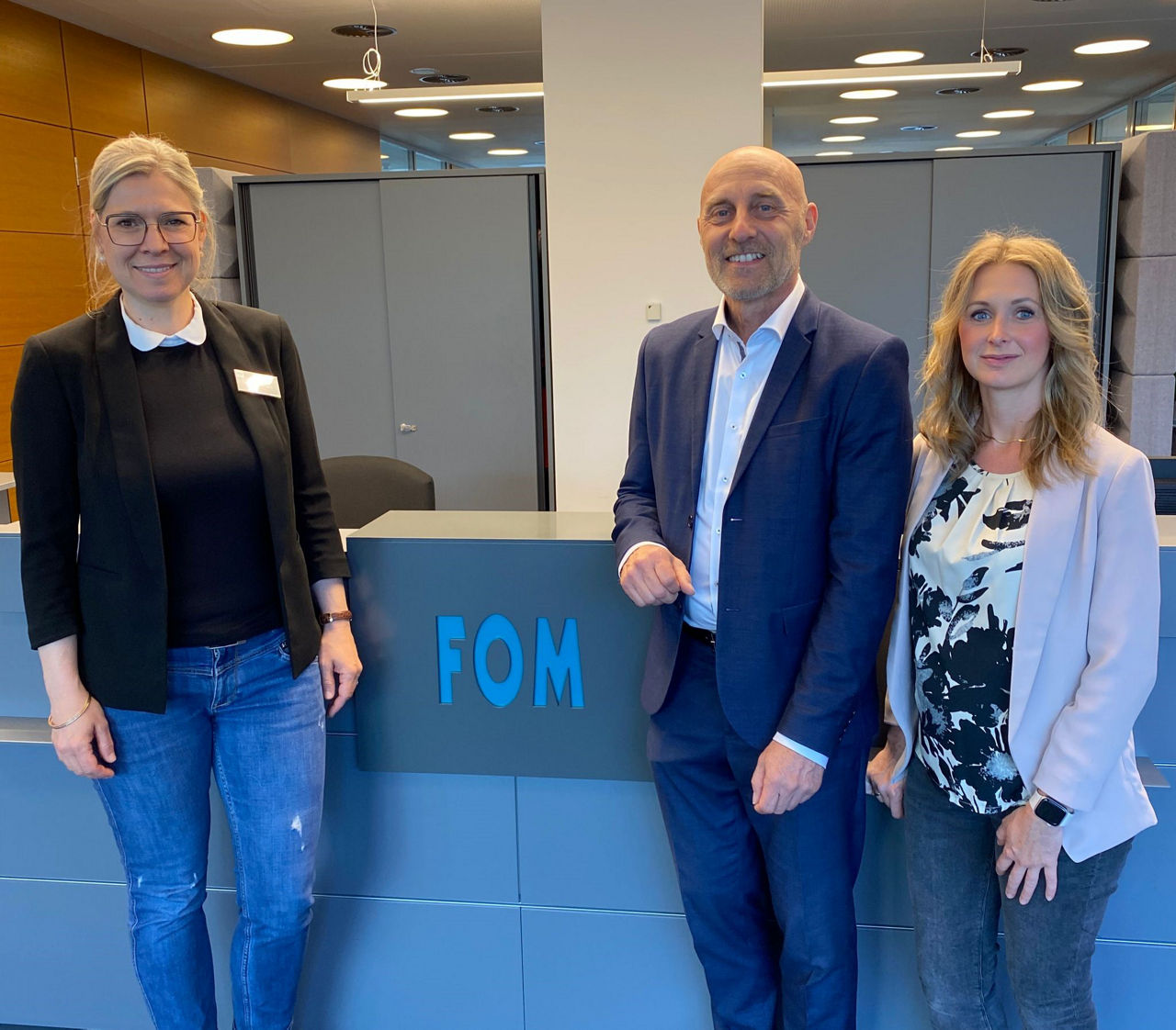 Rebecca Wanzl (Geschäftsleiterin FOM in Wuppertal), Markus Gosse (COO Radium Lampenwerk GmbH) und Nina Felderhoff (HR-Verantwortliche Radium Lampenwerk GmbH) trafen sich zur Unterzeichnung der Kooperationsvereinbarung. 