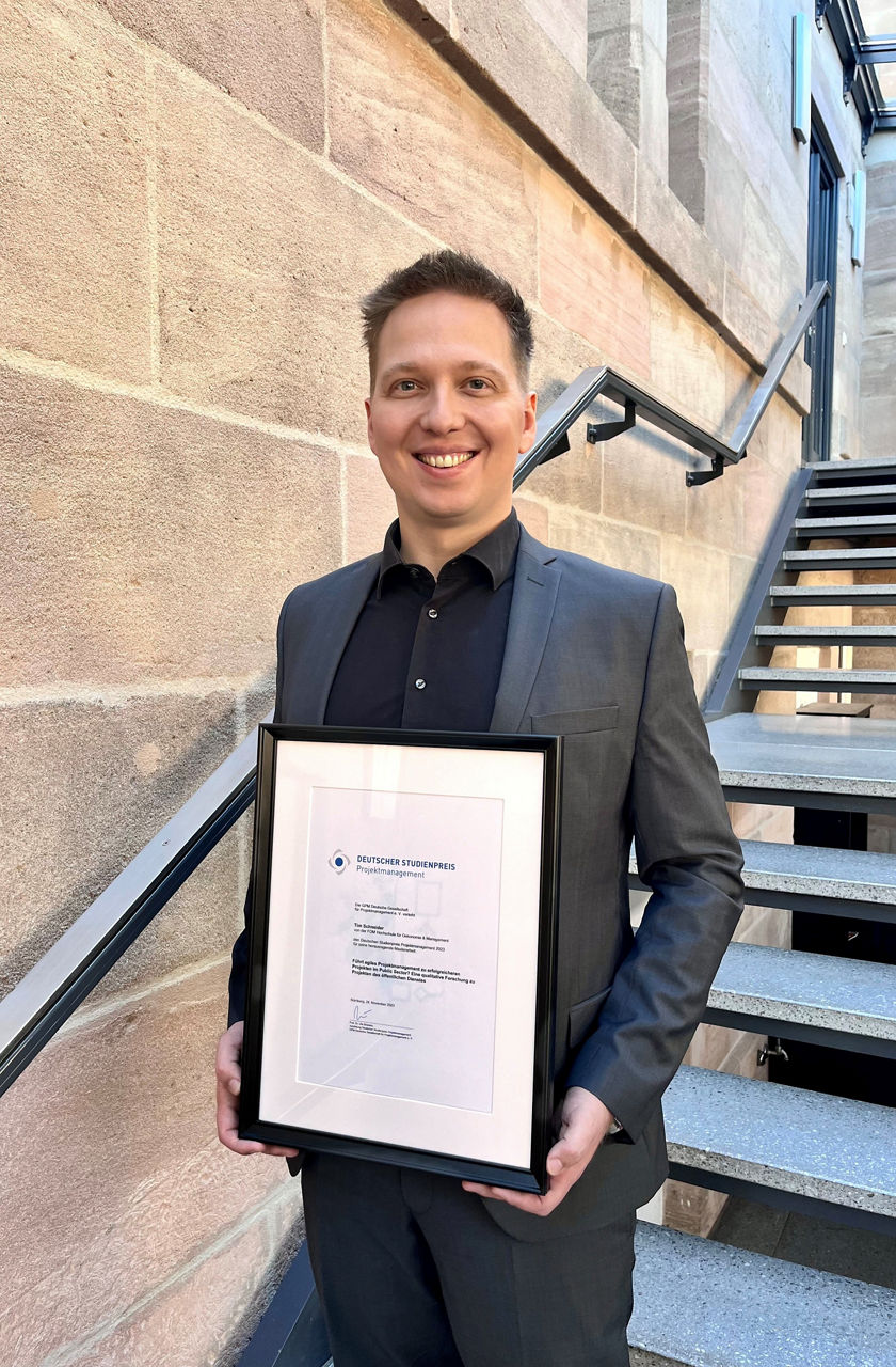 Tim Schneider, Master-Absolvent der FOM in Hamburg, gewinnt den Deutschen Studienpreis Projektmanagement 2023.