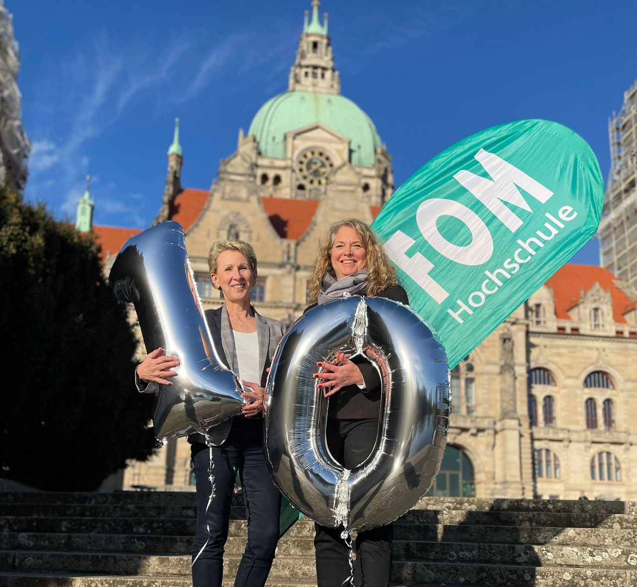 Geschäftsleiterin Tanja Recoullé (rechts) und ihre Stellvertreterin Maria Hennig (links) freuen sich über das Jubiläum.