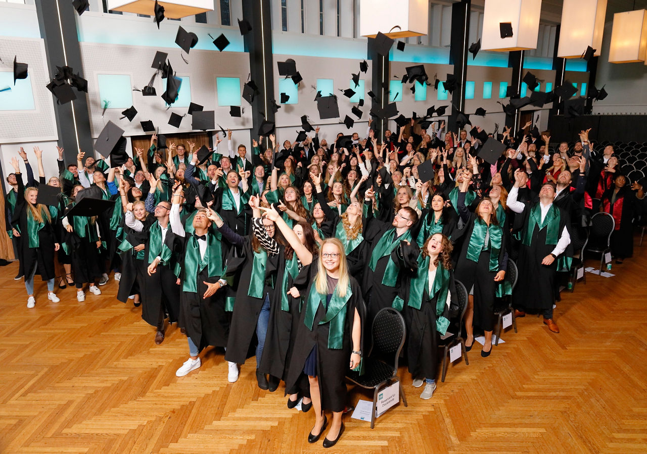 Die Bachelor-Absolventinnen und -Absolventen der FOM in Hannover beim traditionellen Hütewurf.