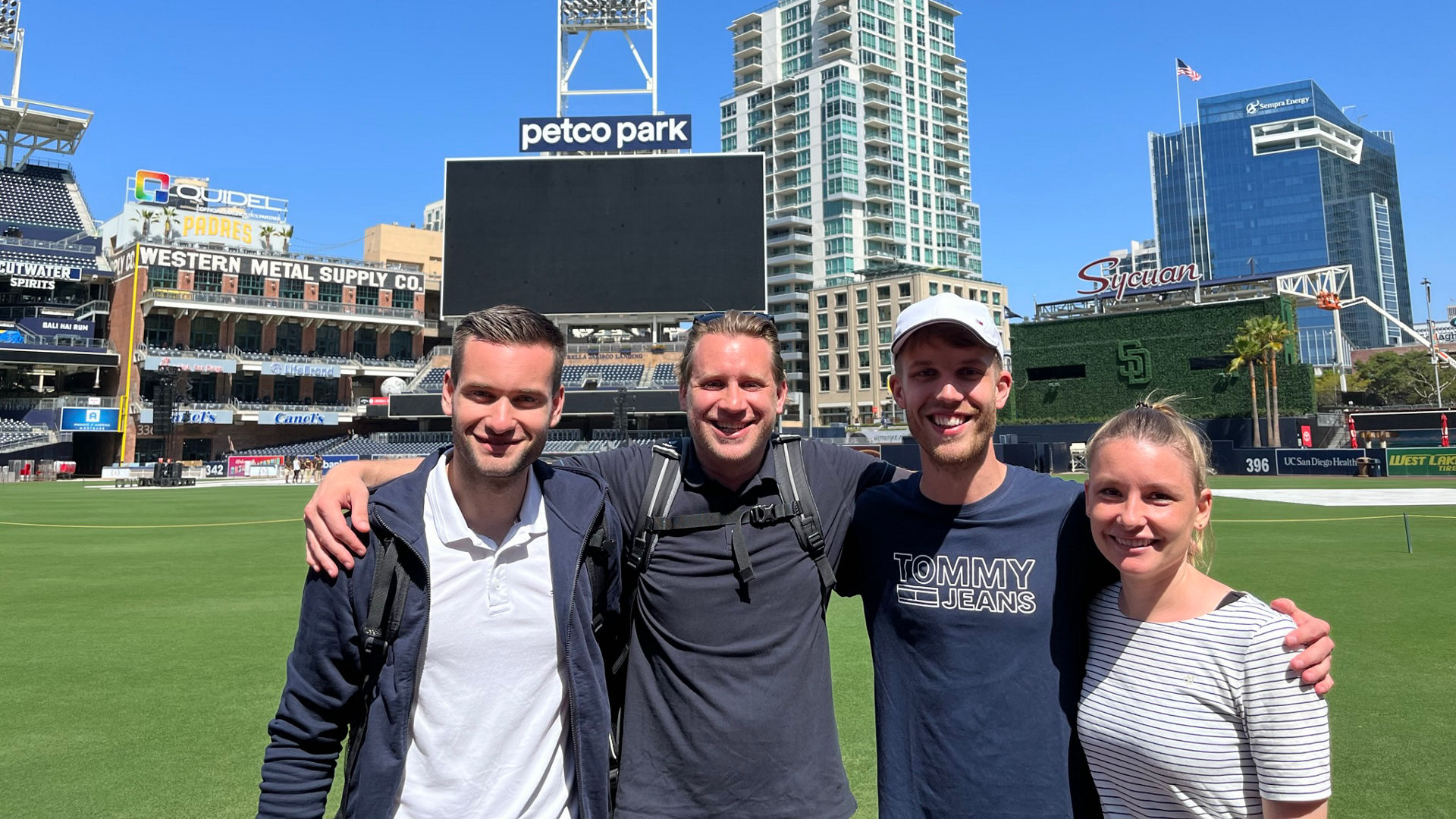 Andreas Euler (zweiter von rechts) im Petco Park in San Diego. 