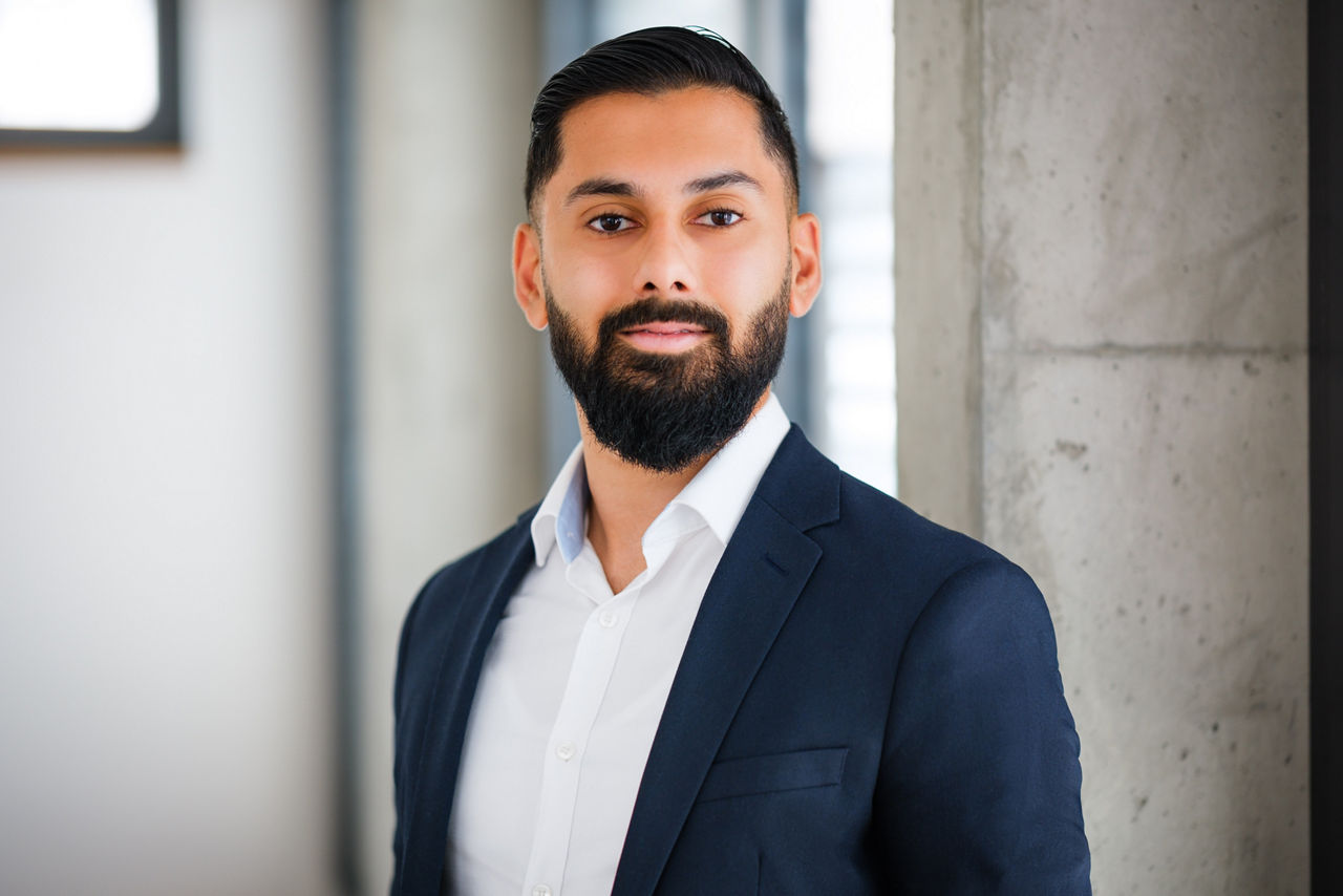 IT-Führungskraft Inamullah Qayyum hat seinen Bachelor erfolgreich abgeschlossen und studiert jetzt im Master an der FOM in Frankfurt am Main. (Foto: HAGER Executive Consulting)