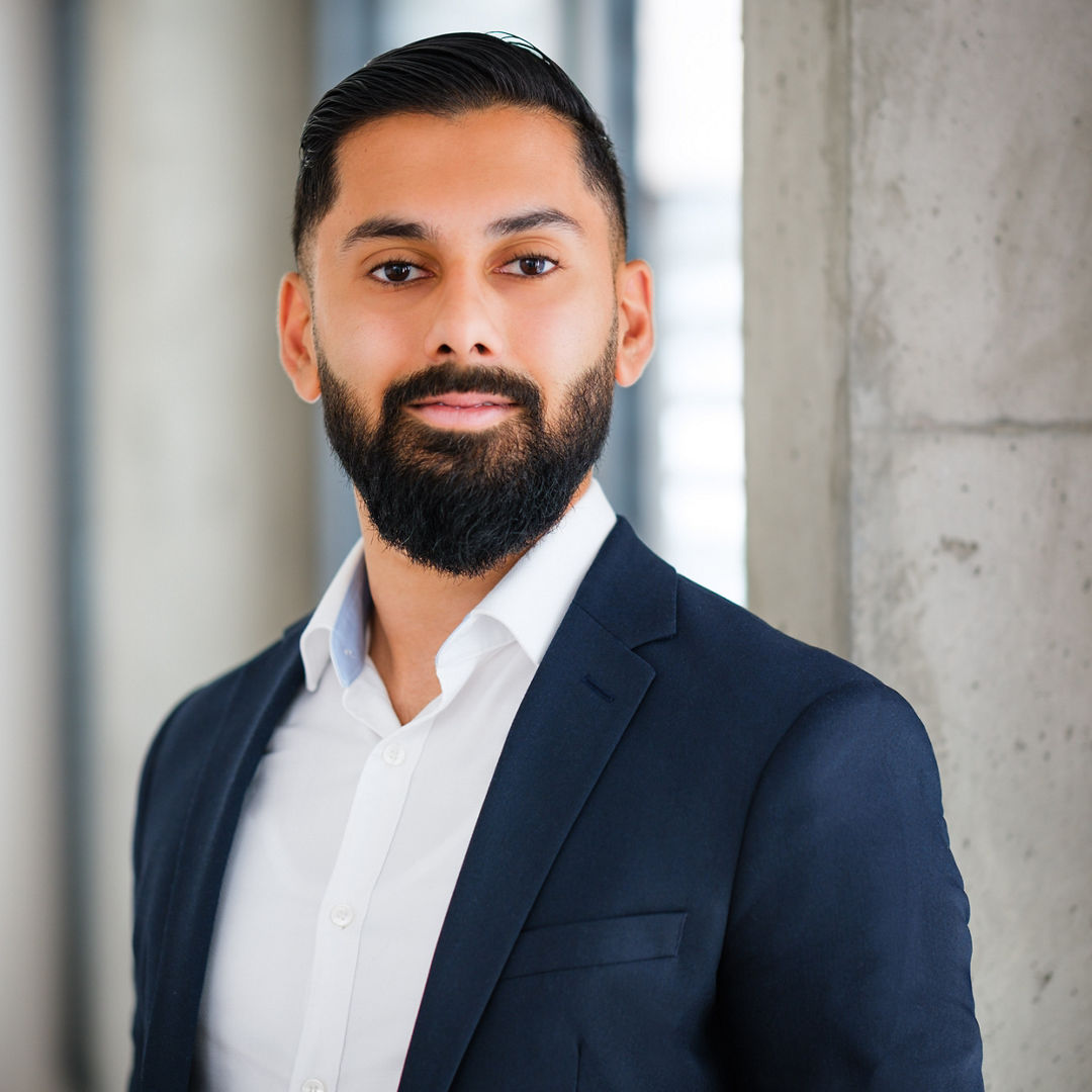 IT-Führungskraft Inamullah Qayyum hat seinen Bachelor erfolgreich abgeschlossen und studiert jetzt im Master an der FOM in Frankfurt am Main. (Foto: HAGER Executive Consulting)