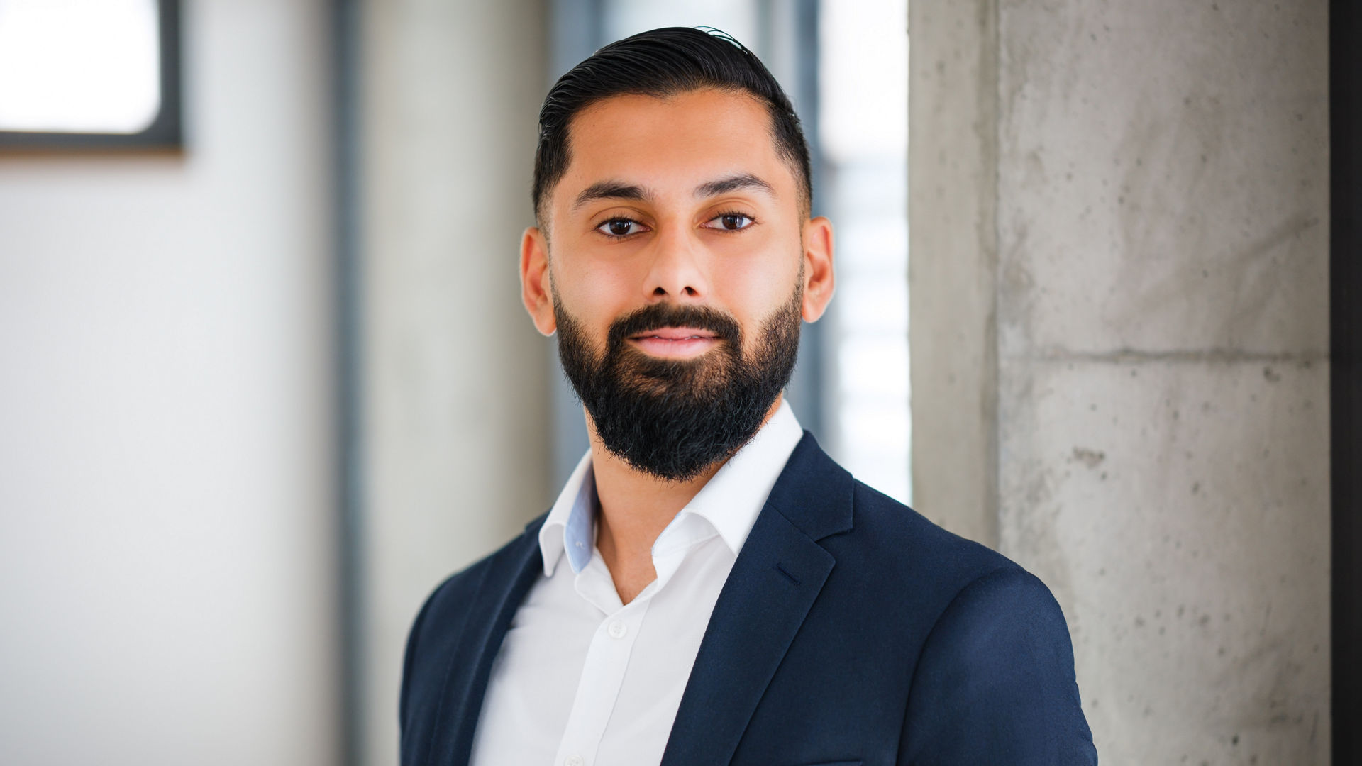 IT-Führungskraft Inamullah Qayyum hat seinen Bachelor erfolgreich abgeschlossen und studiert jetzt im Master an der FOM in Frankfurt am Main. (Foto: HAGER Executive Consulting)