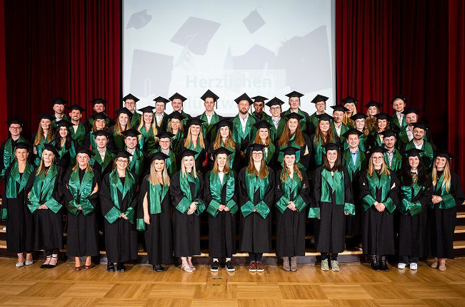 Die Kasseler FOM Studierenden haben ihren Bachelor-Abschluss in der Tasche.