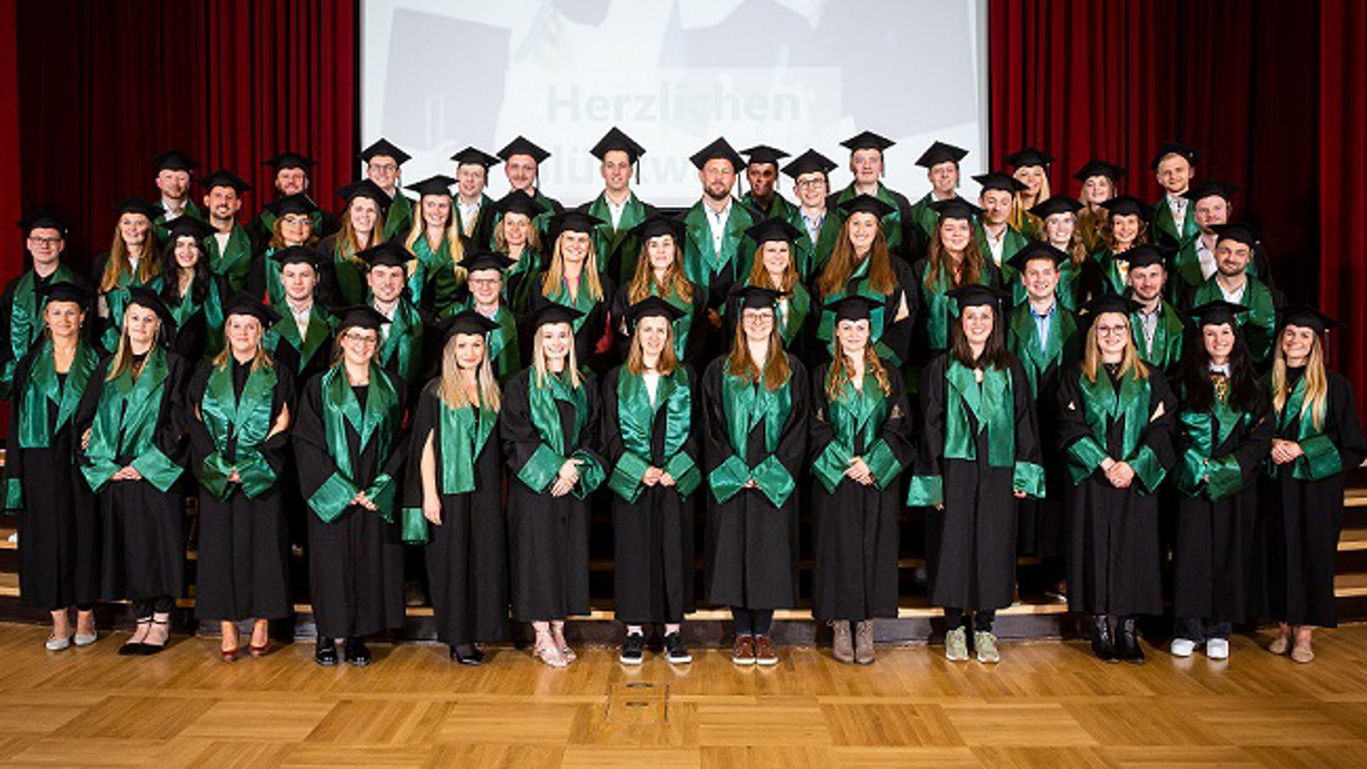 Die Kasseler FOM Studierenden haben ihren Bachelor-Abschluss in der Tasche.