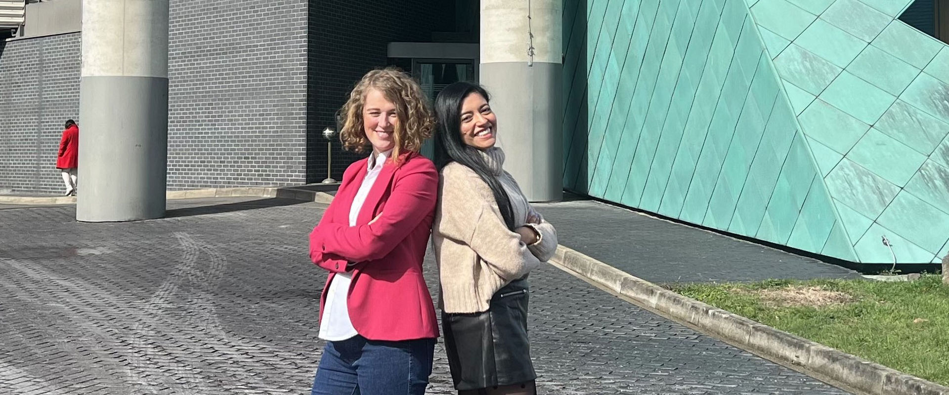 Gesa Kristin Zielke (links) und Natalia Crede vor einem Gebäude ihres  Arbeitgebers B. Braun.