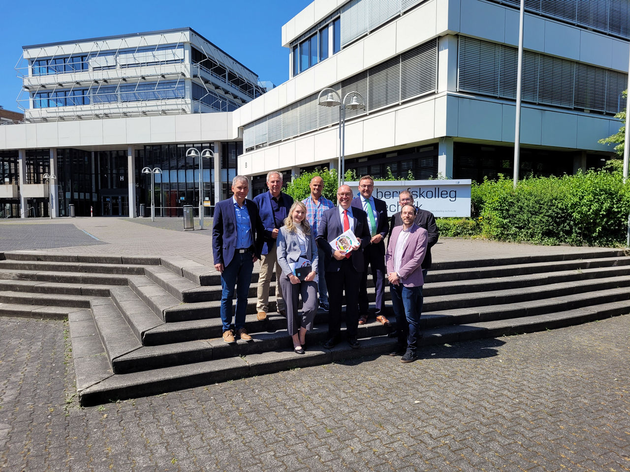 Team der FOM in Siegen (vordere Reihe) und des Berufskollegs Technik