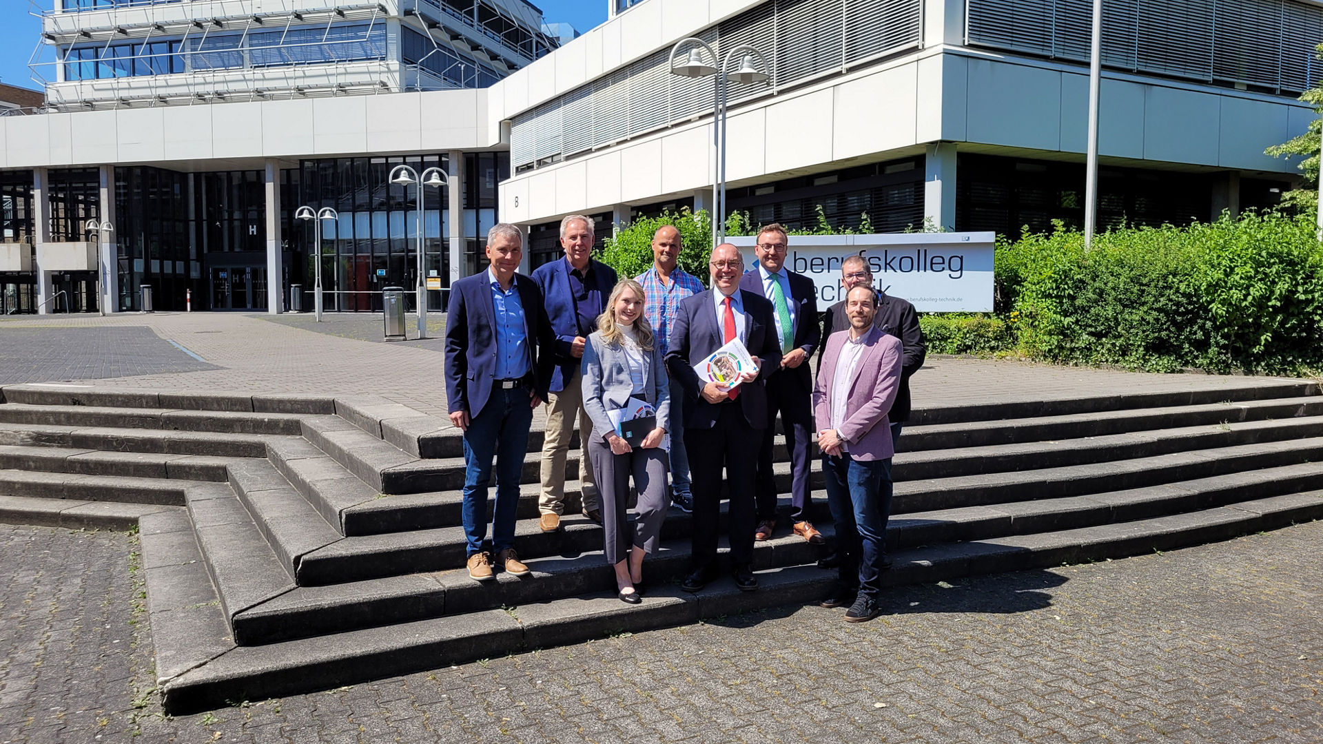 Team der FOM in Siegen (vordere Reihe) und des Berufskollegs Technik