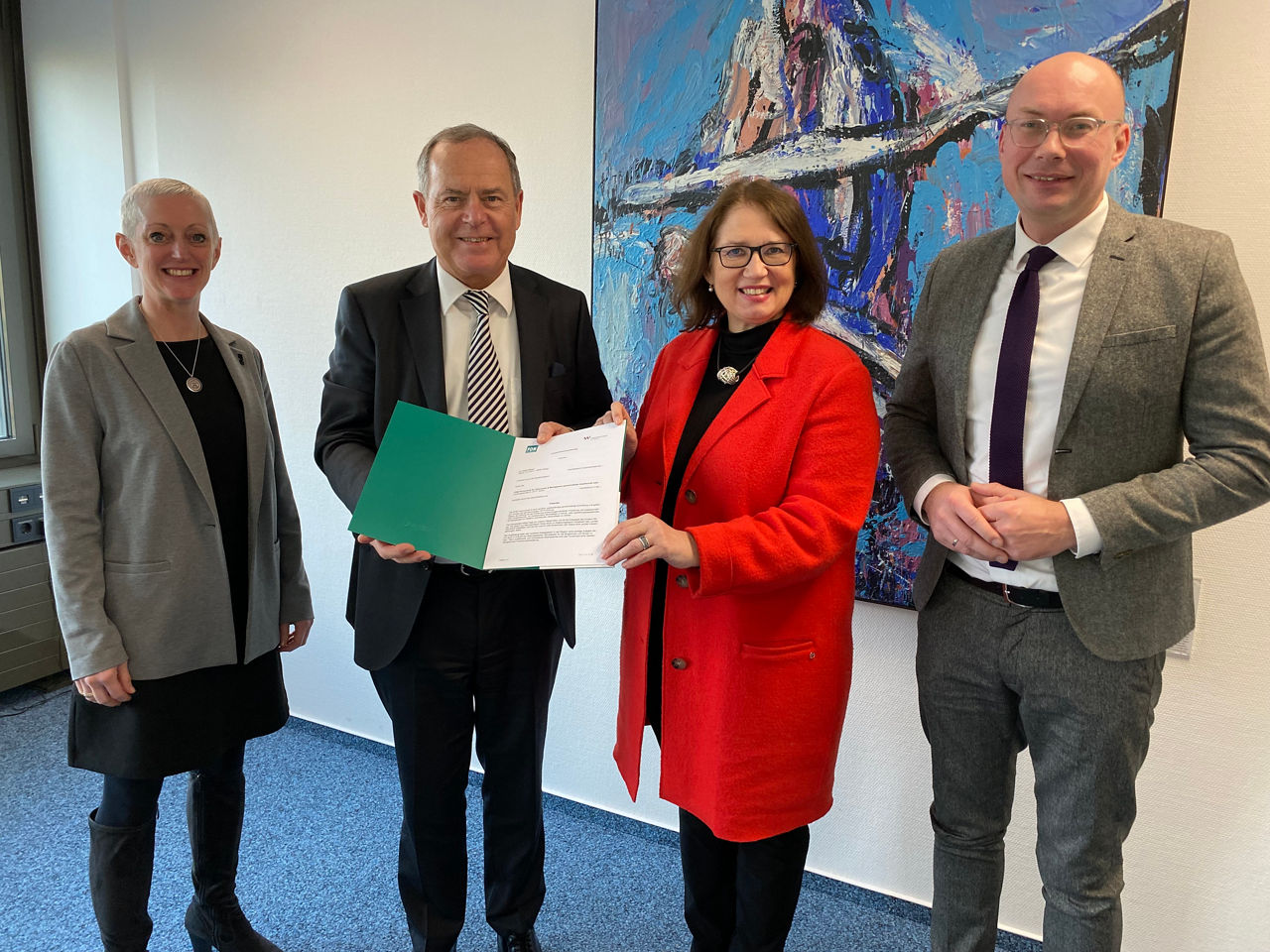 Die Weseler FOM Geschäftsleiterin Birgit Lippmann (v.l.), FOM Kanzler Dr. Harald Beschorner, Bürgermeisterin Ulrike Westkamp und der Beigeordnete Dr. Markus Postulka im Rathaus Wesel. 