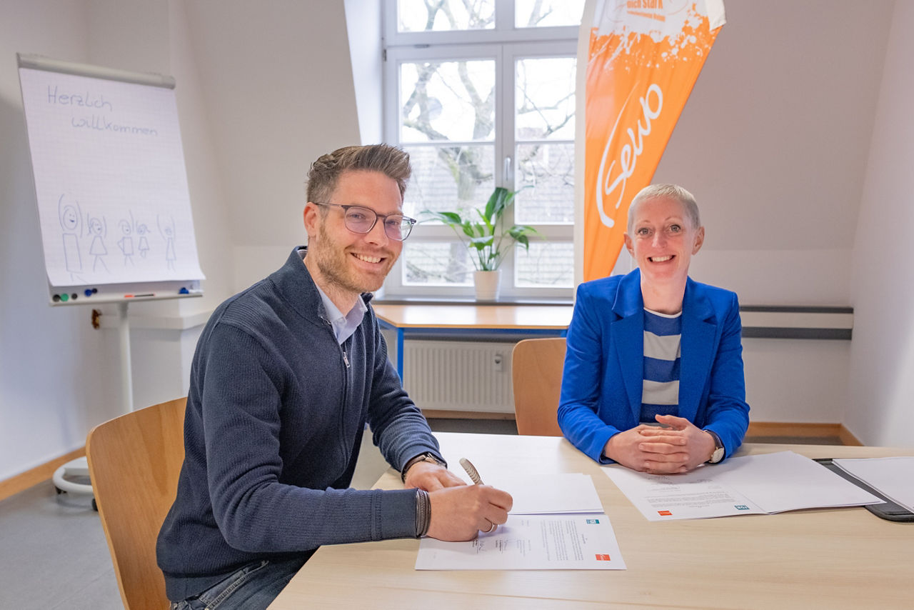 Patrick Klahold (SeWo GmbH) und Birgit Lippmann (FOM in Wesel) unterzeichnen die Kooperationsvereinbarung. (Foto: FOM)