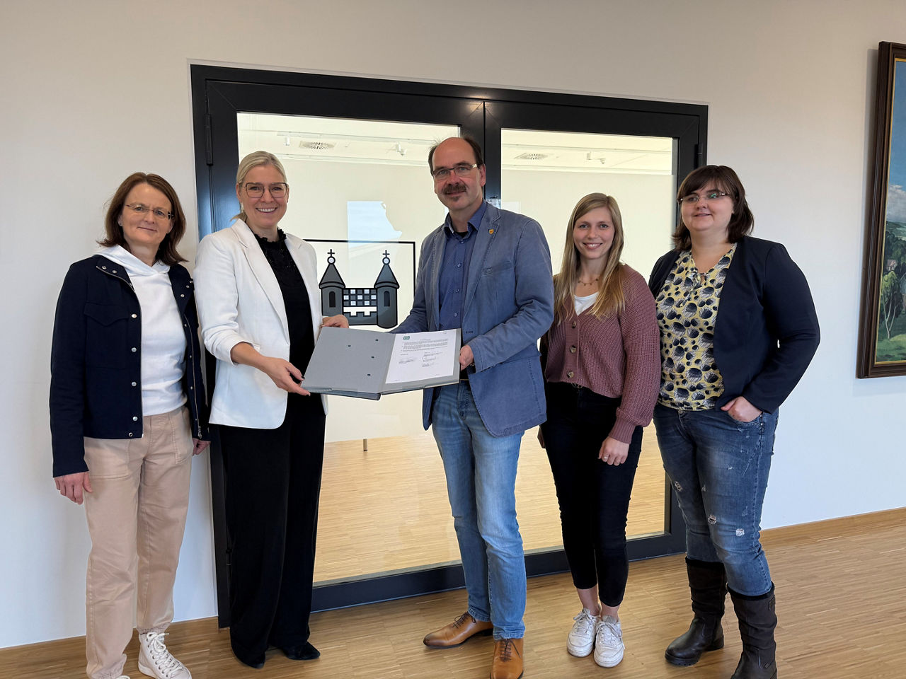 Bei der Unterzeichnung des Kooperationsvertrages: (v.l.n.r) Petra Beger (Leiterin des Jugendamtes der Stadt Schwelm), Rebecca Wanzl (Geschäftsleiterin des FOM Hochschulzentrums Wuppertal), Stephan Langhard (Bürgermeister der Stadt Schwelm), Sandra Manscheid (Organisation/ Personalentwicklung) und Annika Neuhaus (Allgemeiner Sozialer Dienst der Stadt Schwelm). 