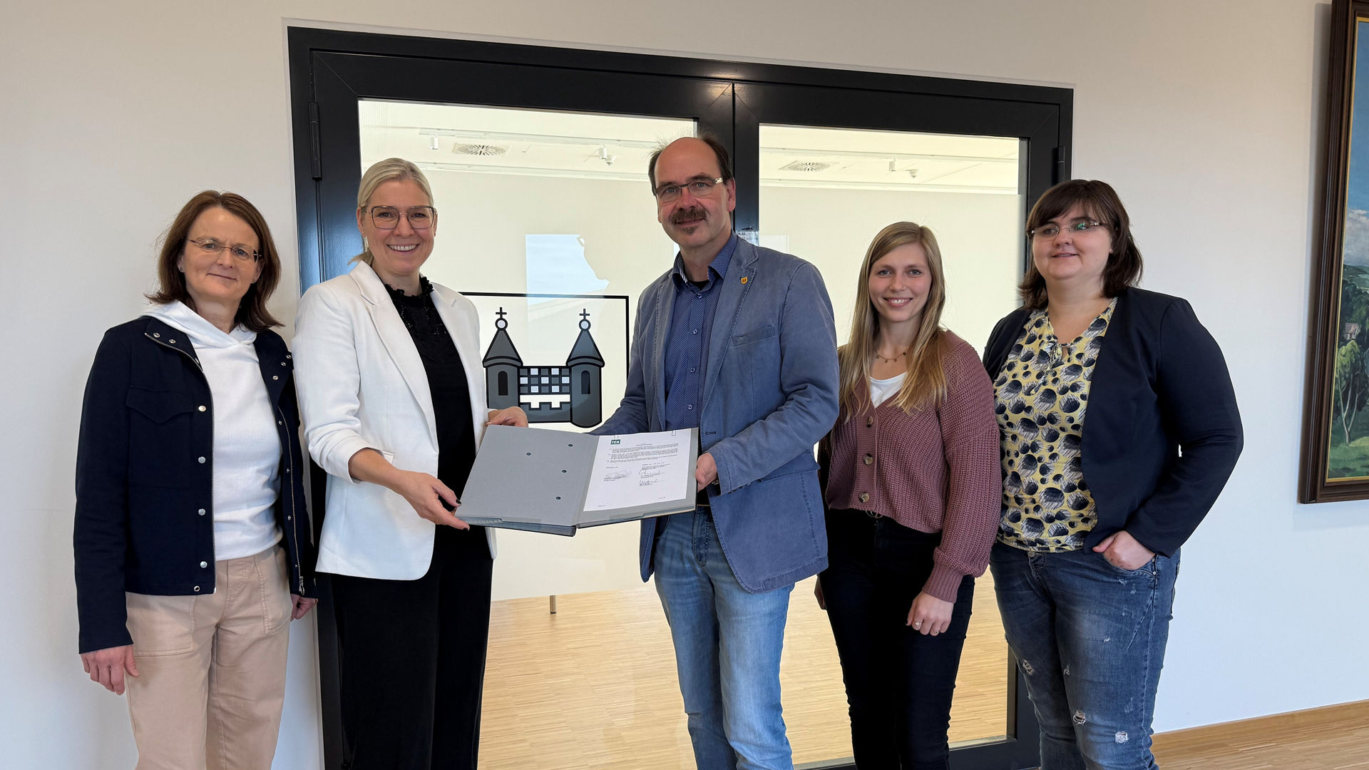 Bei der Unterzeichnung des Kooperationsvertrages: (v.l.n.r) Petra Beger (Leiterin des Jugendamtes der Stadt Schwelm), Rebecca Wanzl (Geschäftsleiterin des FOM Hochschulzentrums Wuppertal), Stephan Langhard (Bürgermeister der Stadt Schwelm), Sandra Manscheid (Organisation/ Personalentwicklung) und Annika Neuhaus (Allgemeiner Sozialer Dienst der Stadt Schwelm). 