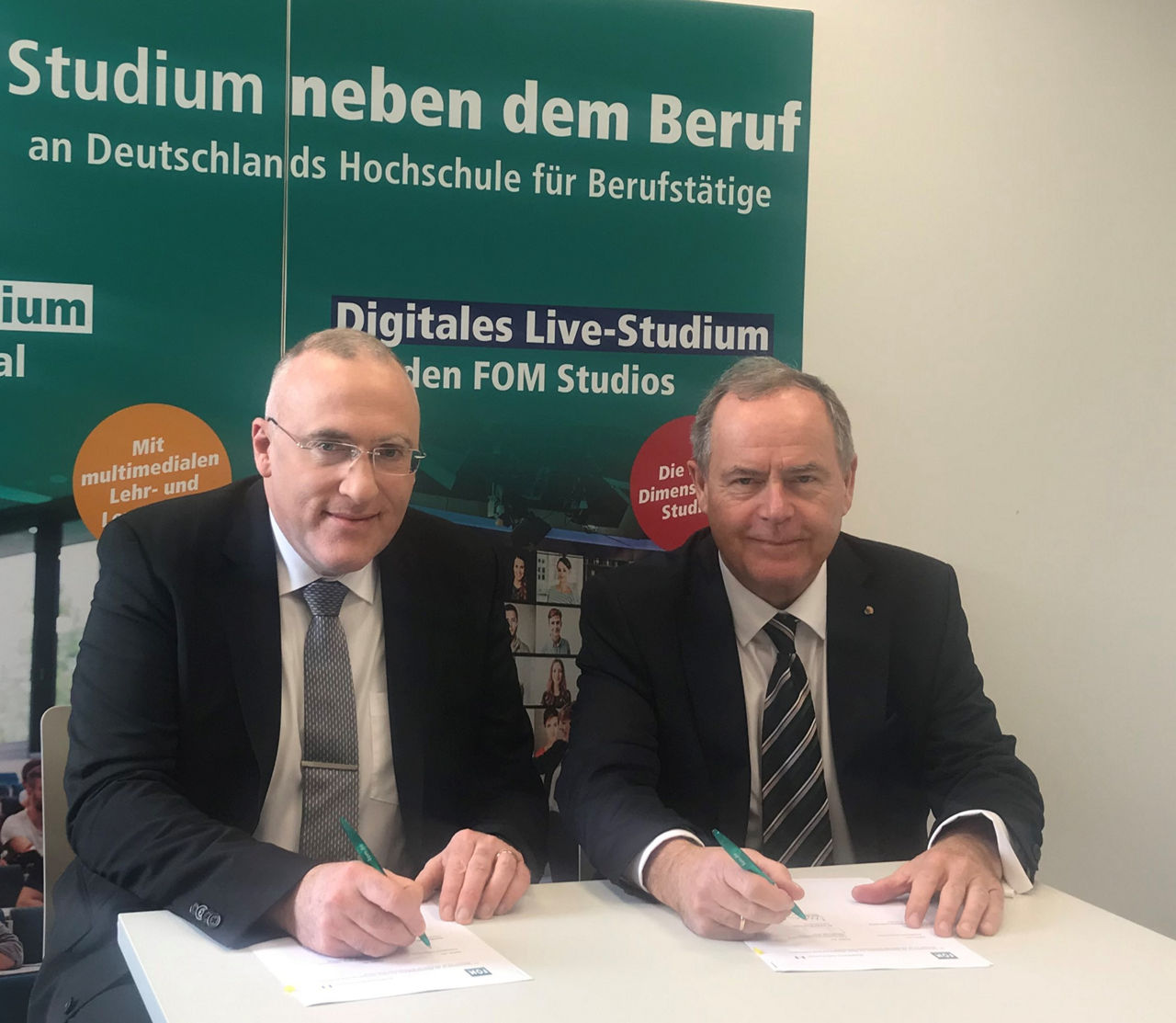 Christian Auffenberg, Präsident der Westfälischen Notarkammer (links), und FOM Kanzler Dr. Harald Beschorner bei der Unterzeichnung des  Kooperationsvertrages im FOM Hochschulzentrum Dortmund. 