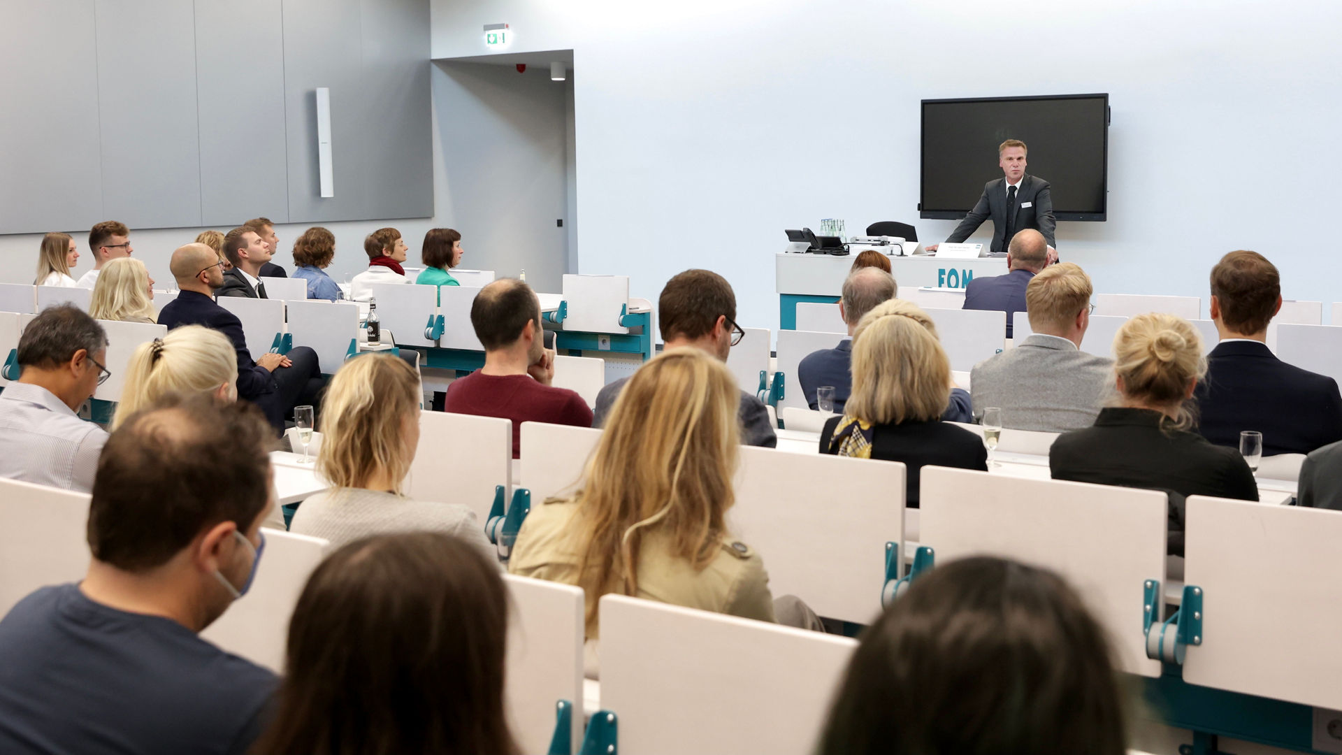 Das Interesse war groß: Zahlreiche Besucher wollten sich die neuen Räumlichkeiten der FOM Hochschule in Köln angucken.