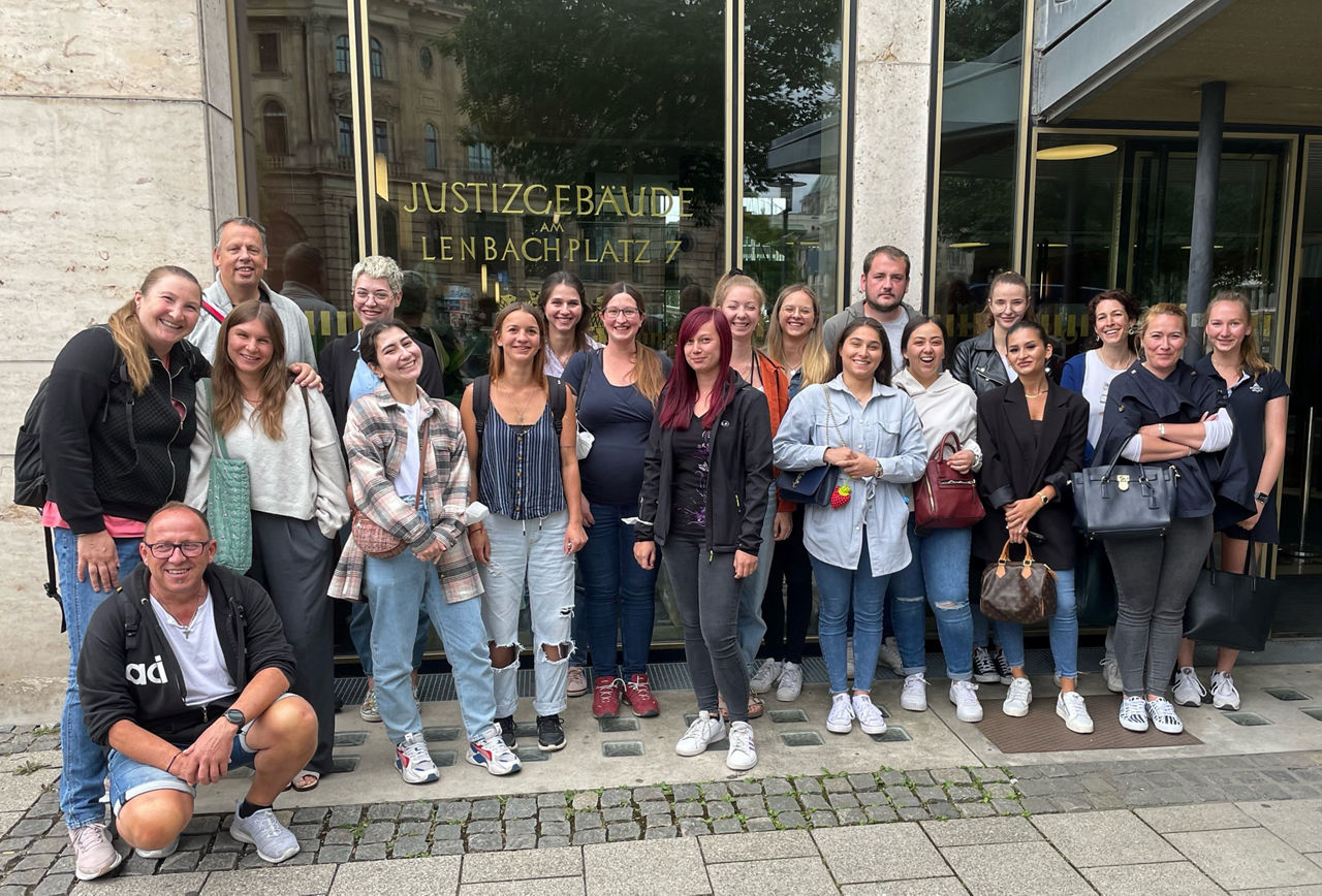 Studierende der FOM in Augsburg und München auf Exkursion im Münchner Landgericht