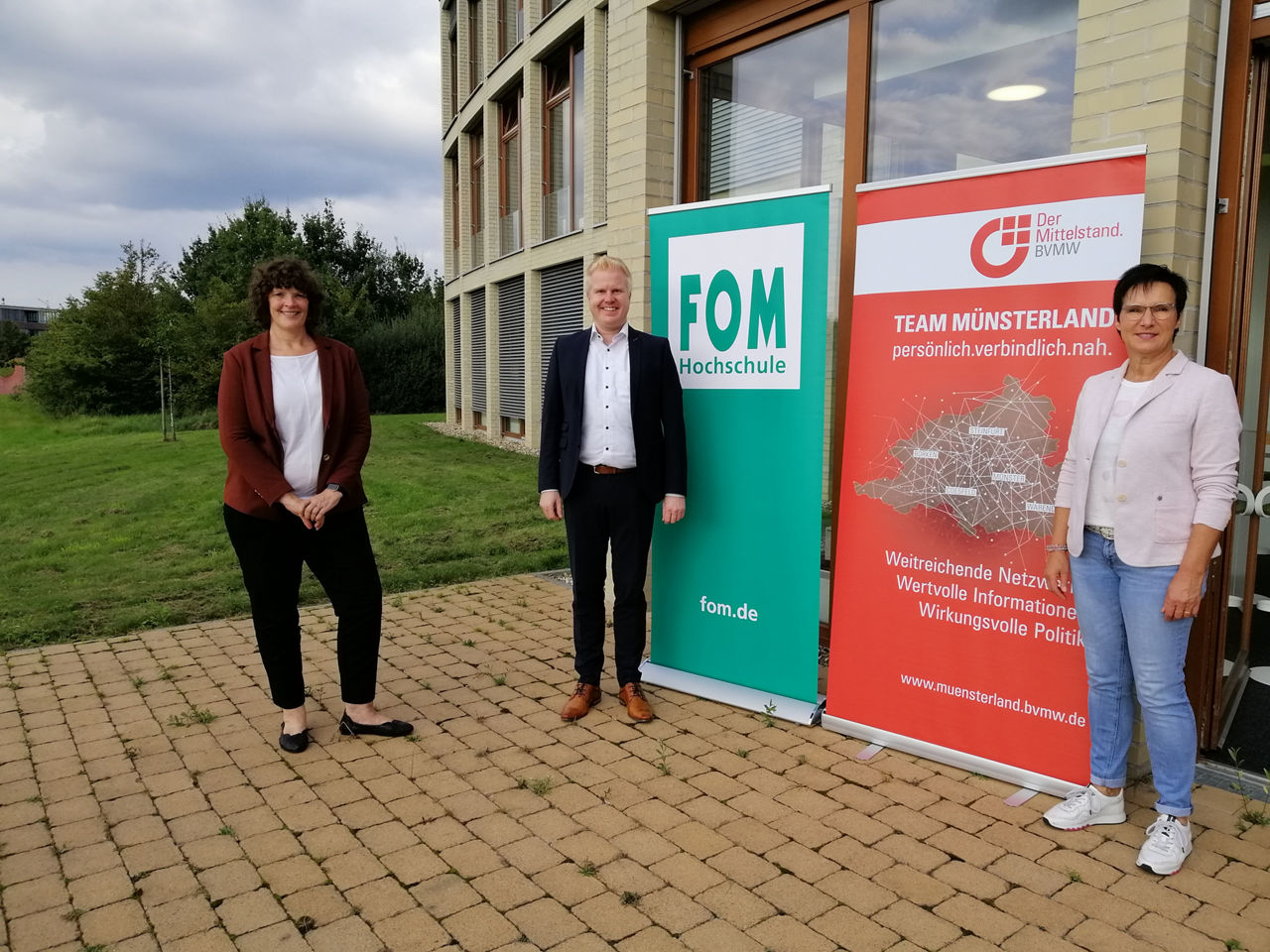 Maike Middelberg (v.l.) und Prof. Dr. Stefan Becker von der FOM in Münster sowie Petra Adamscheck von BVMW Kreis Münster. 