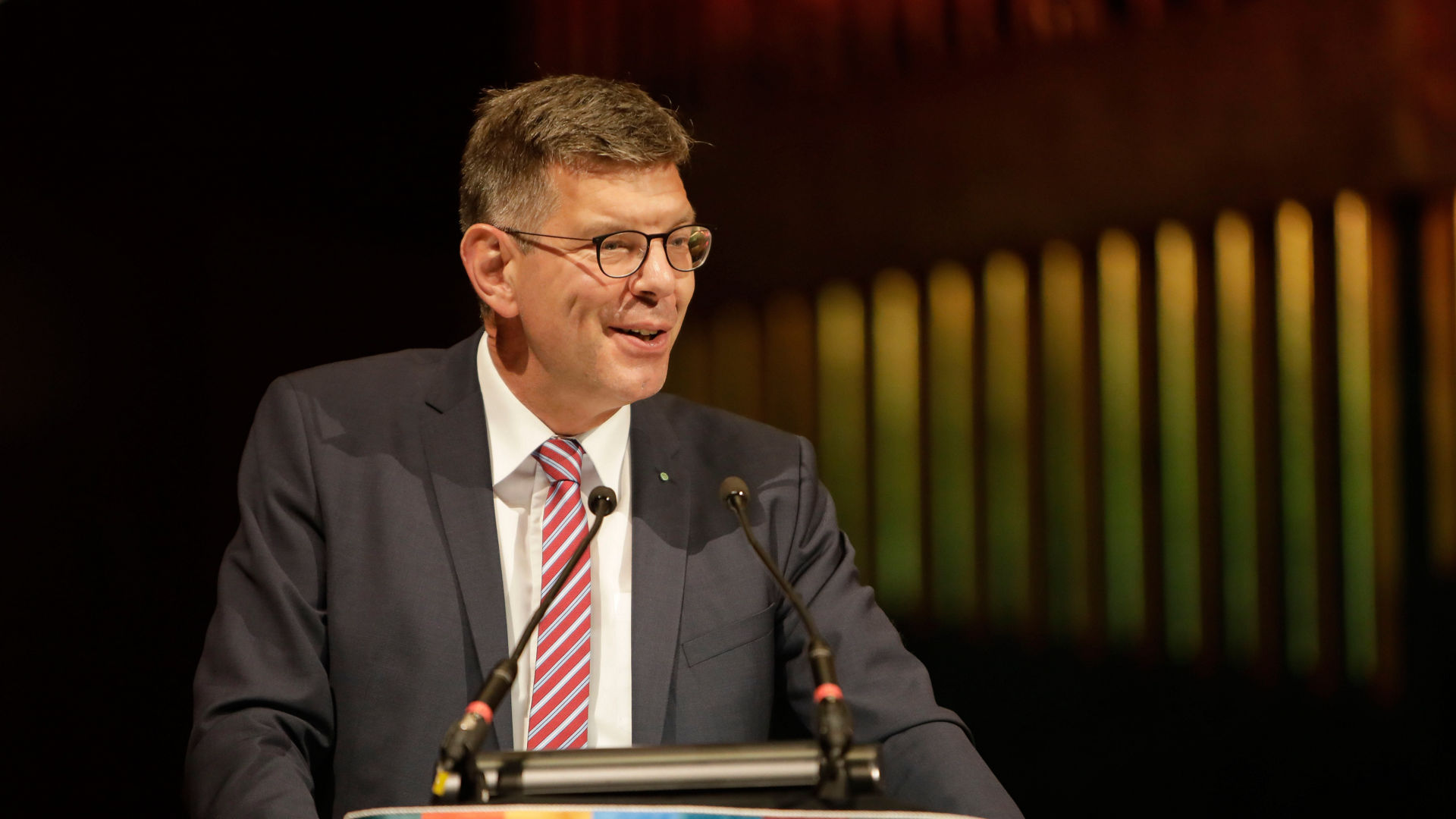 Prof. Dr. Burghard Hermeier spricht auf der Absolventenfeier 2022 in Nürnberg