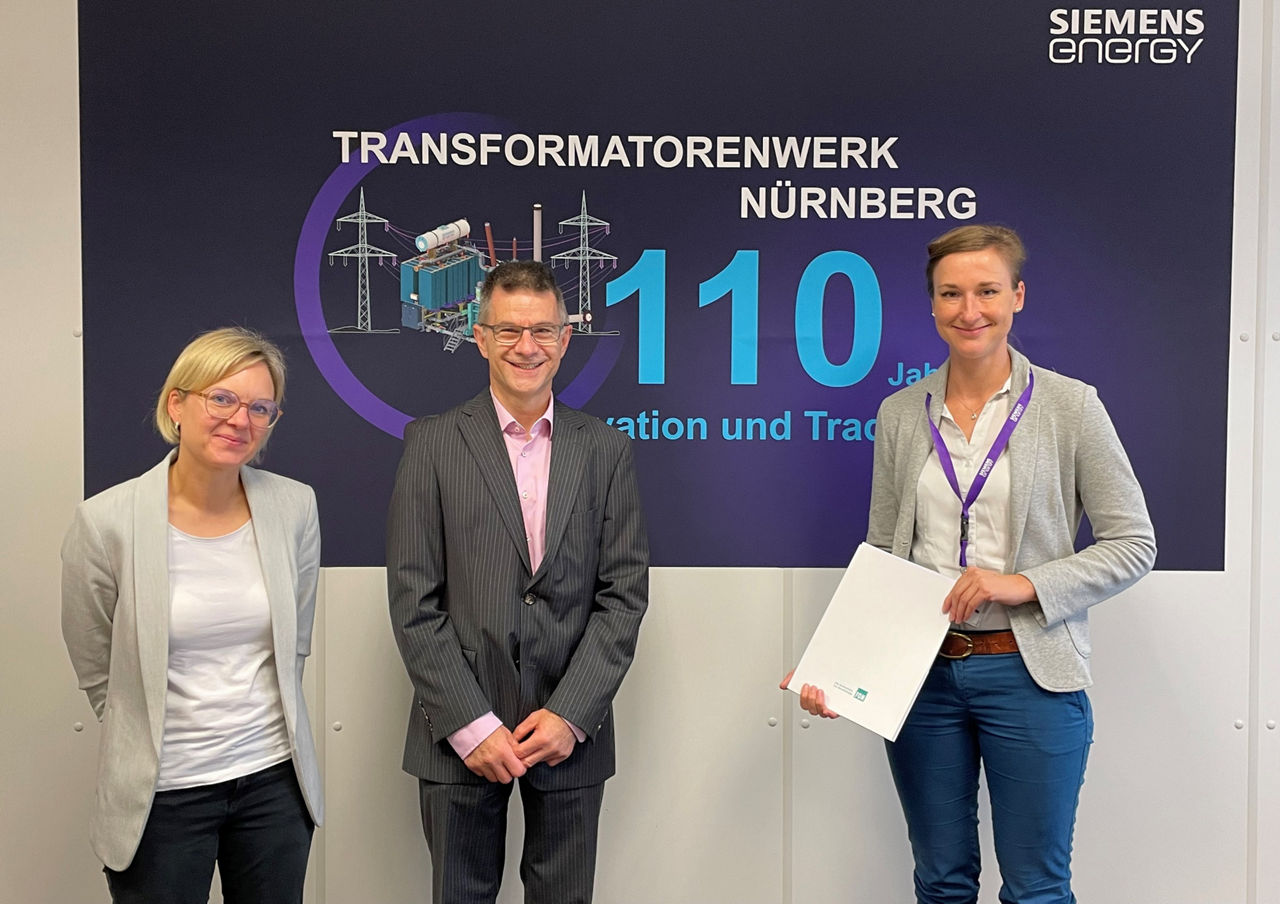 Christina Meyer, Siemens Energy Nürnberg, Rainer Schröder, FOM Hochschule, und Mandy Sucker, Siemens Energy Nürnberg freuen sich auf die Zusammenarbeit