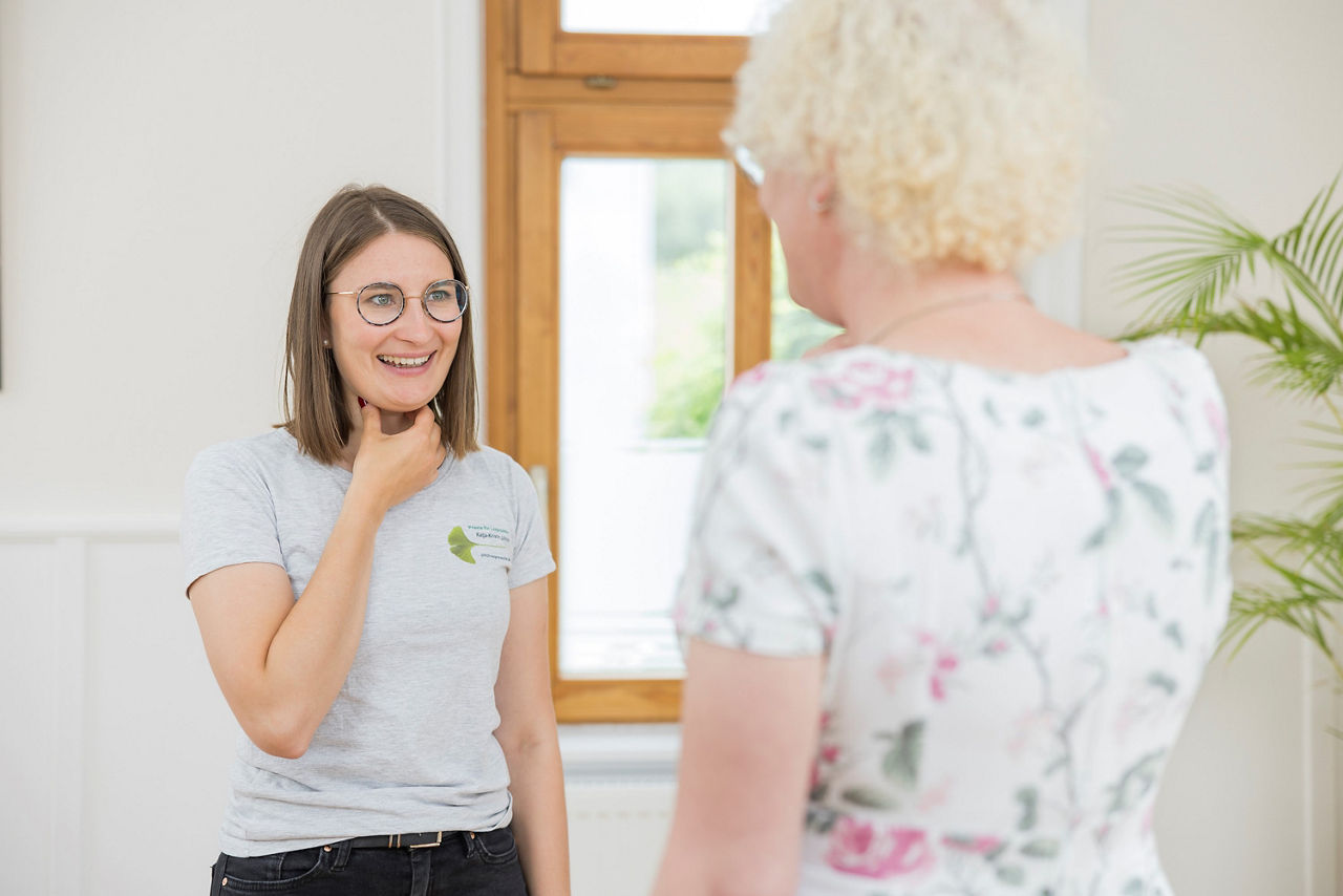 Senta Sporer (links) mit einer ihrer ehemaligen Klient*innen beim Stimmtraining, Foto: Julian Pawlowski (Otica.de) 