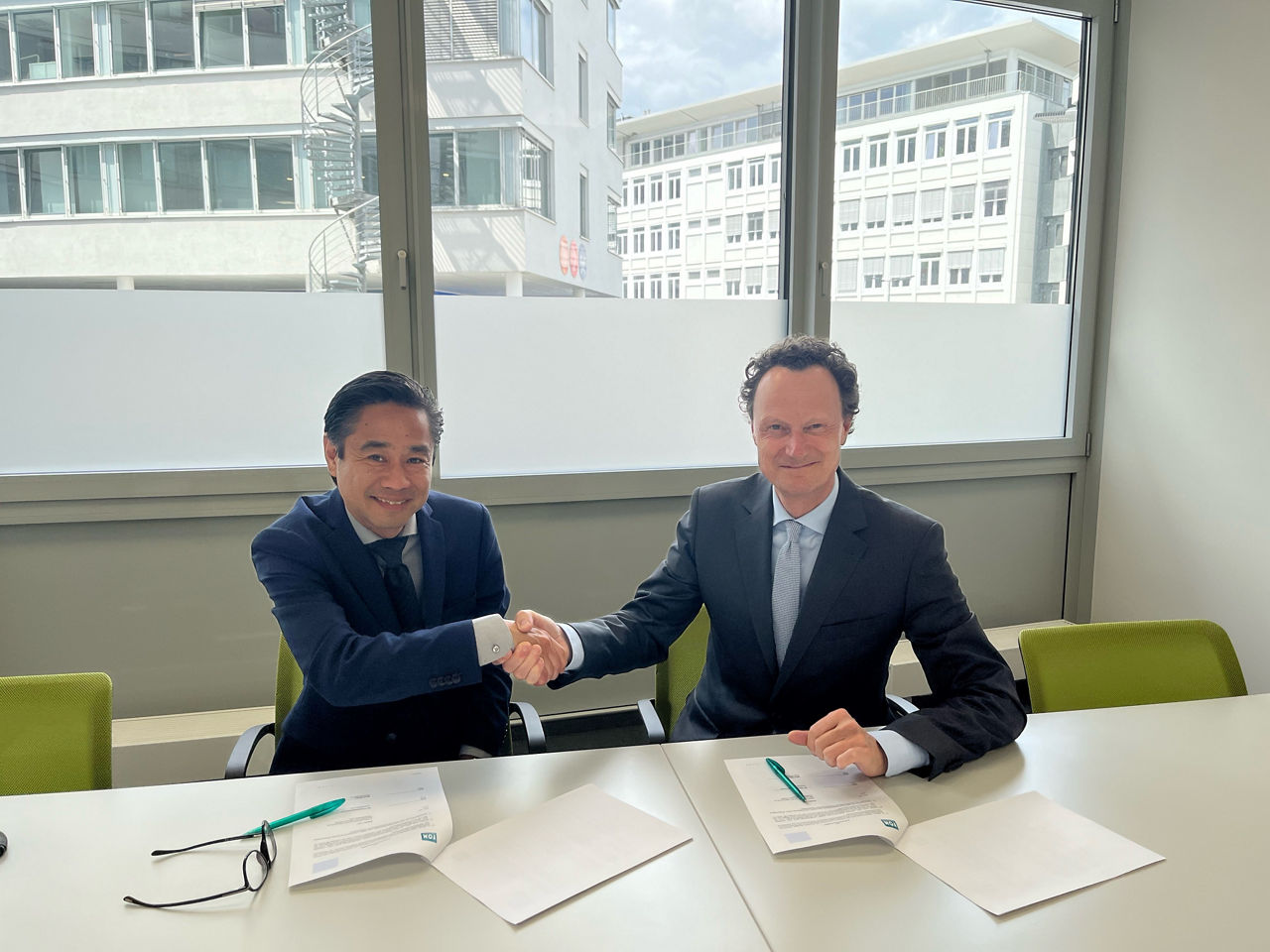 Der Neusser FOM Geschäftsleiter Daisuke Motoki (l.) und Thomas Kolvenbach, Geschäftsführer von COMCO Leasing, möchten künftig zusammenarbeiten.