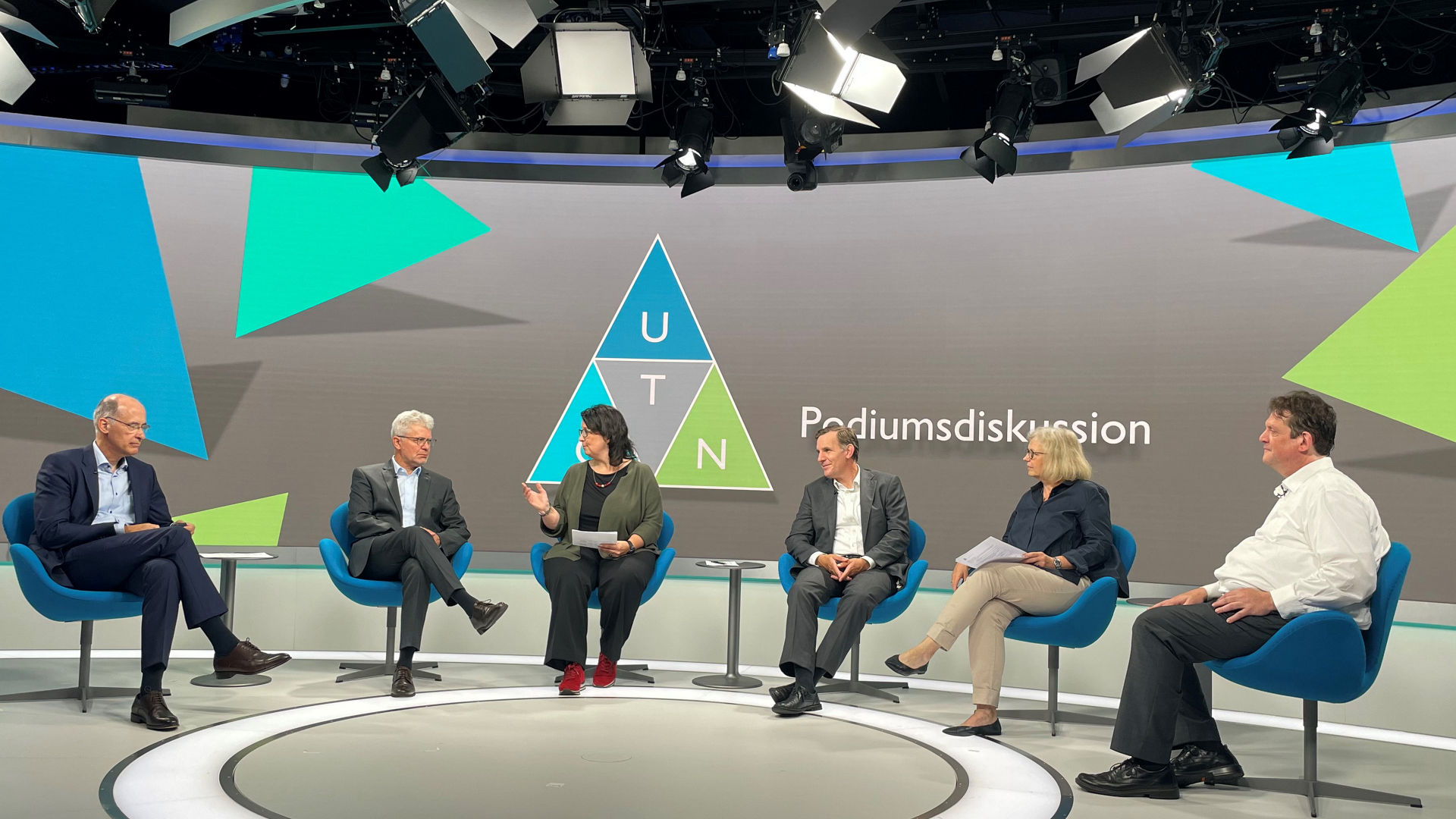 Nachfolgemonitor: (von links) Dr. Michael Munsch (Creditreform Rating AG), Manfred Thivessen (Bürgschaftsbank NRW), Jeannette Peters (Moderation), Dr. Nikolaus Paffenholz (IHK Düsseldorf), Christine Währisch (Referatsleiterin Bürgschaften, Unternehmenssicherung und -finanzierung im NRW-Wirtschaftsministerium), Prof. Dr. Holger Wassermann (FOM Hochschule)